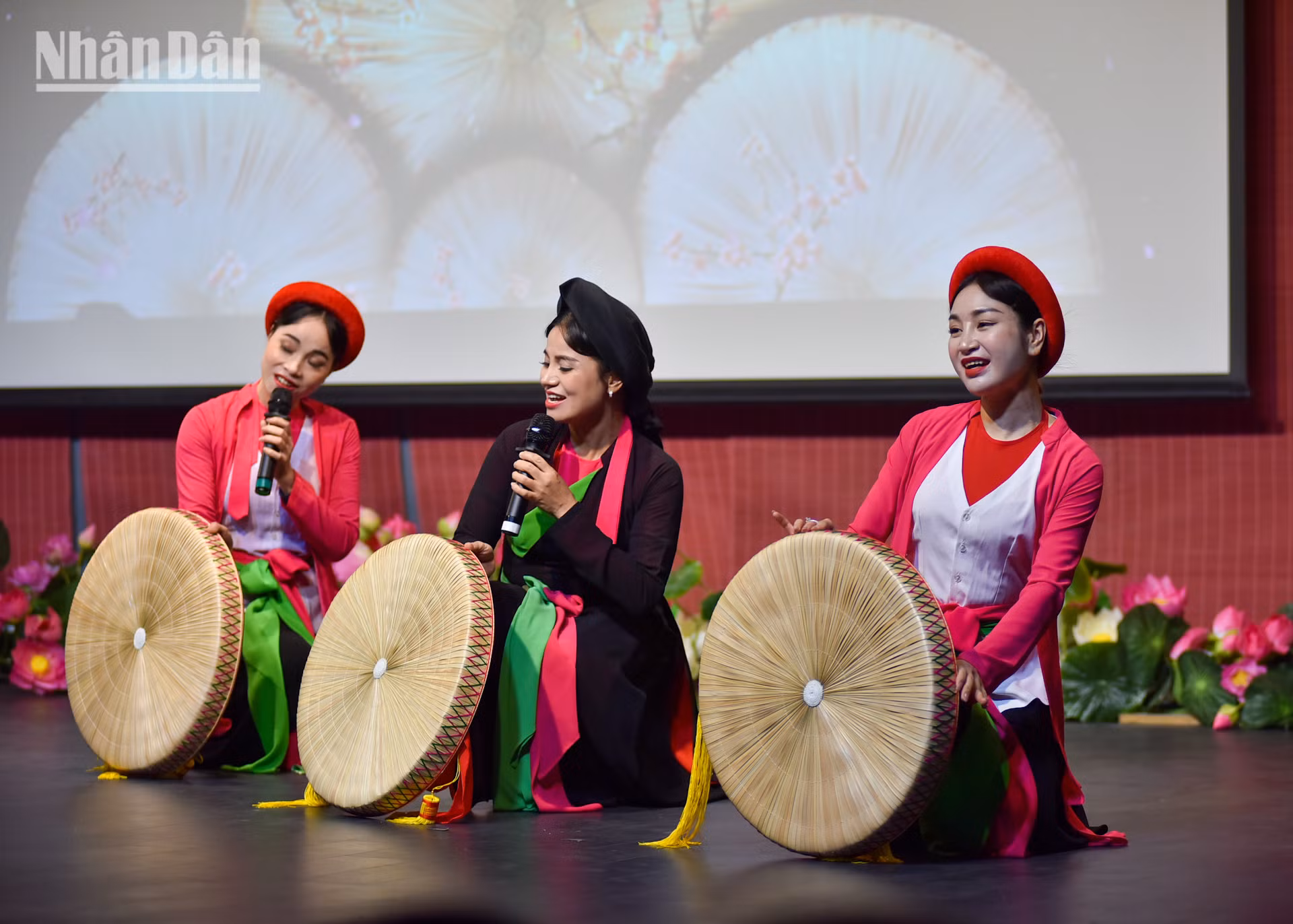 Khép lại chương trình là làn điệu Quan họ giã bạn “Chuông vàng gác cửa tam quan”, do các nghệ sĩ Nhà hát Dân ca Quan họ Bắc Ninh thể hiện.