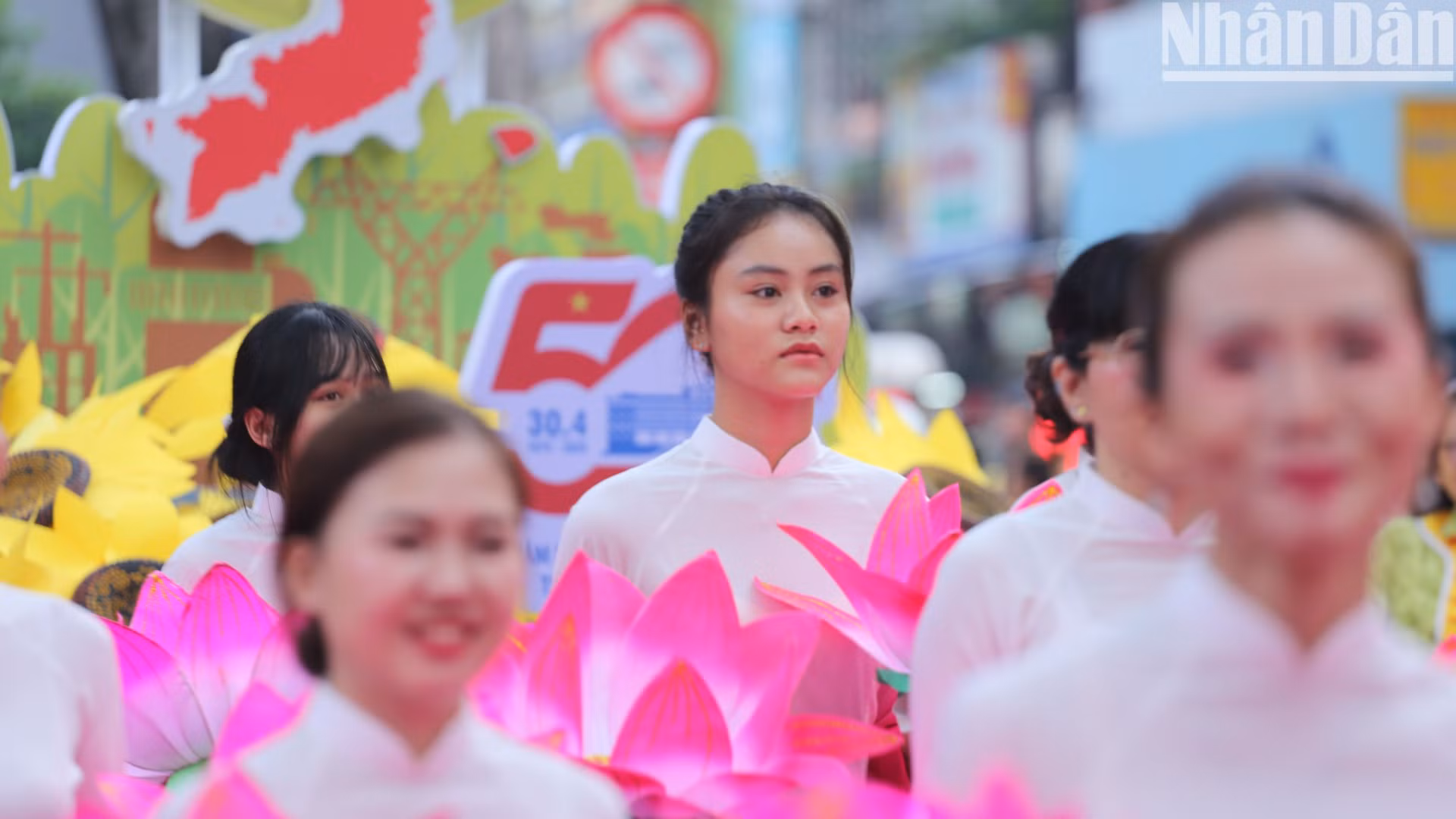 Đông đảo người dân tham gia và thưởng lãm lễ hội Tết Nguyên tiêu đầy mầu sắc. Đông đảo người dân tham gia và thưởng lãm lễ hội Tết Nguyên tiêu đầy mầu sắc.