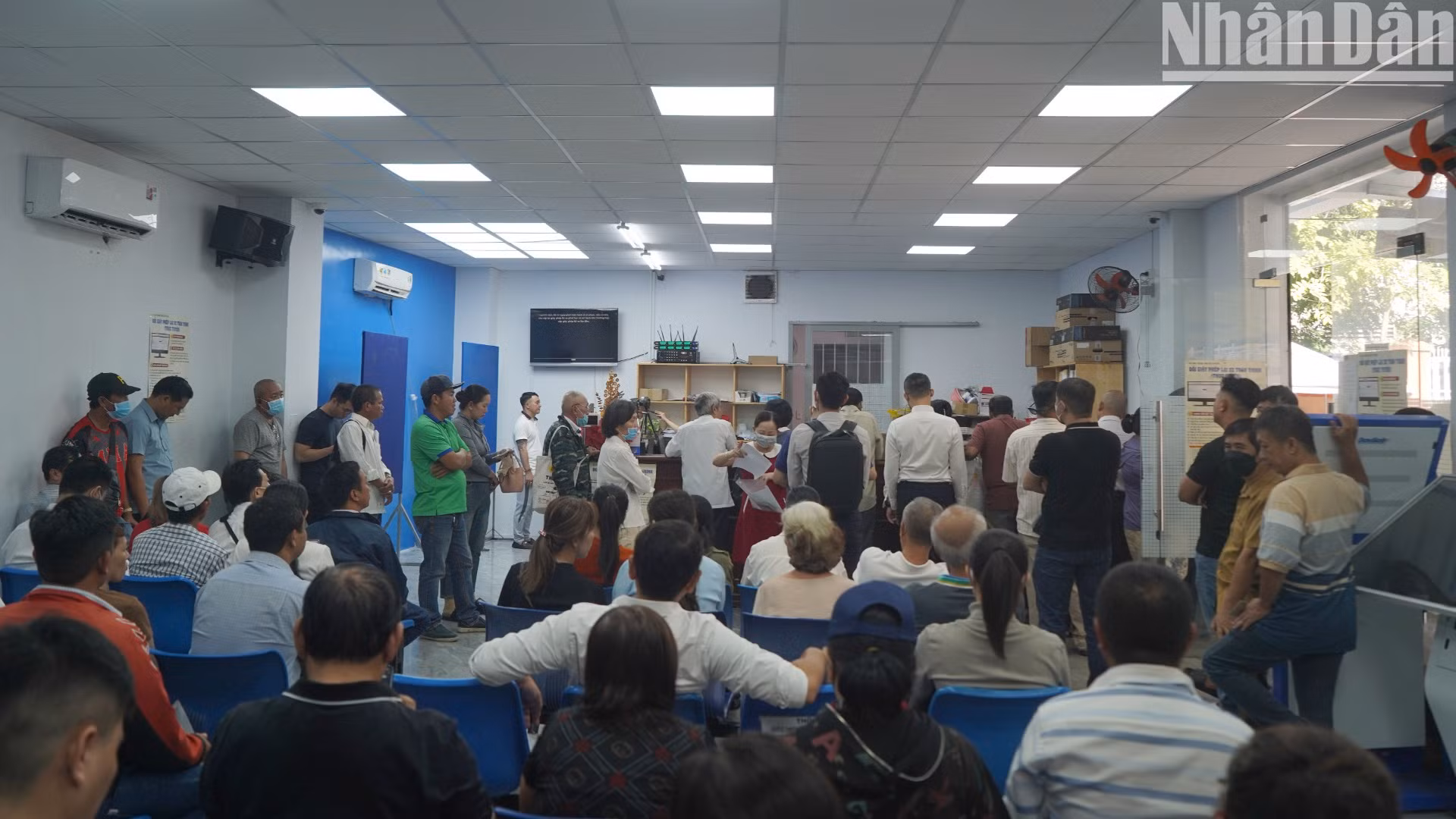 Tại bàn tiếp dân, nhân viên liên tục phát loa hướng dẫn thực hiện các thủ tục cần thiết.