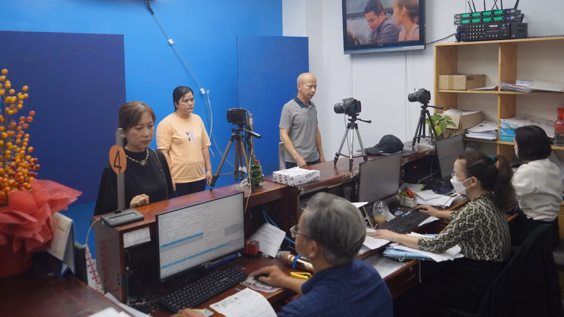 Người dân chụp hình, làm thủ tục cấp đổi giấy phép lái xe.
