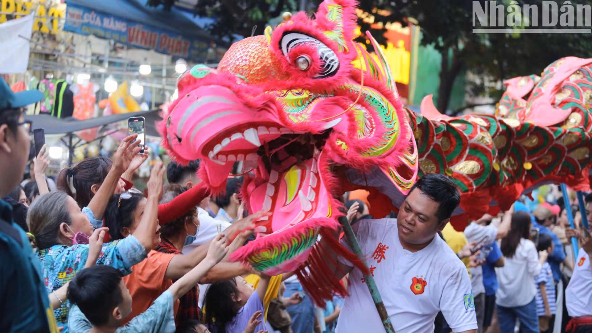 Phần diễu hành nghệ thuật đường phố diễn ra chiều 12/2, tức ngày 15 tháng Giêng với sự tham gia của hơn 1.500 diễn viên quần chúng thuộc các Hội quán người Hoa, các đoàn lân - sư - rồng... Đoàn diễu hành sẽ đi qua nhiều cung đường, như Hải Thượng Lãn Ông, Châu Văn Liêm, Lão Tử, Lương Nhữ Học, Nguyễn Trãi, Trần Xuân Hòa, Trần Hưng Đạo... Phần diễu hành nghệ thuật đường phố diễn ra chiều 12/2, tức ngày 15 tháng Giêng với sự tham gia của hơn 1.500 diễn viên quần chúng thuộc các Hội quán người Hoa, các đoàn lân - sư - rồng... Đoàn diễu hành sẽ đi qua nhiều cung đường, như Hải Thượng Lãn Ông, Châu Văn Liêm, Lão Tử, Lương Nhữ Học, Nguyễn Trãi, Trần Xuân Hòa, Trần Hưng Đạo...