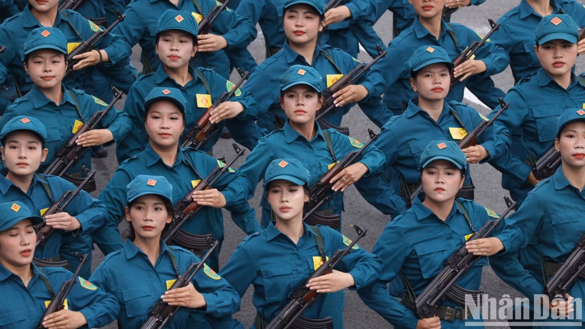 Khối nữ dân quân diễu hành tại buổi ra quân huấn luyện.