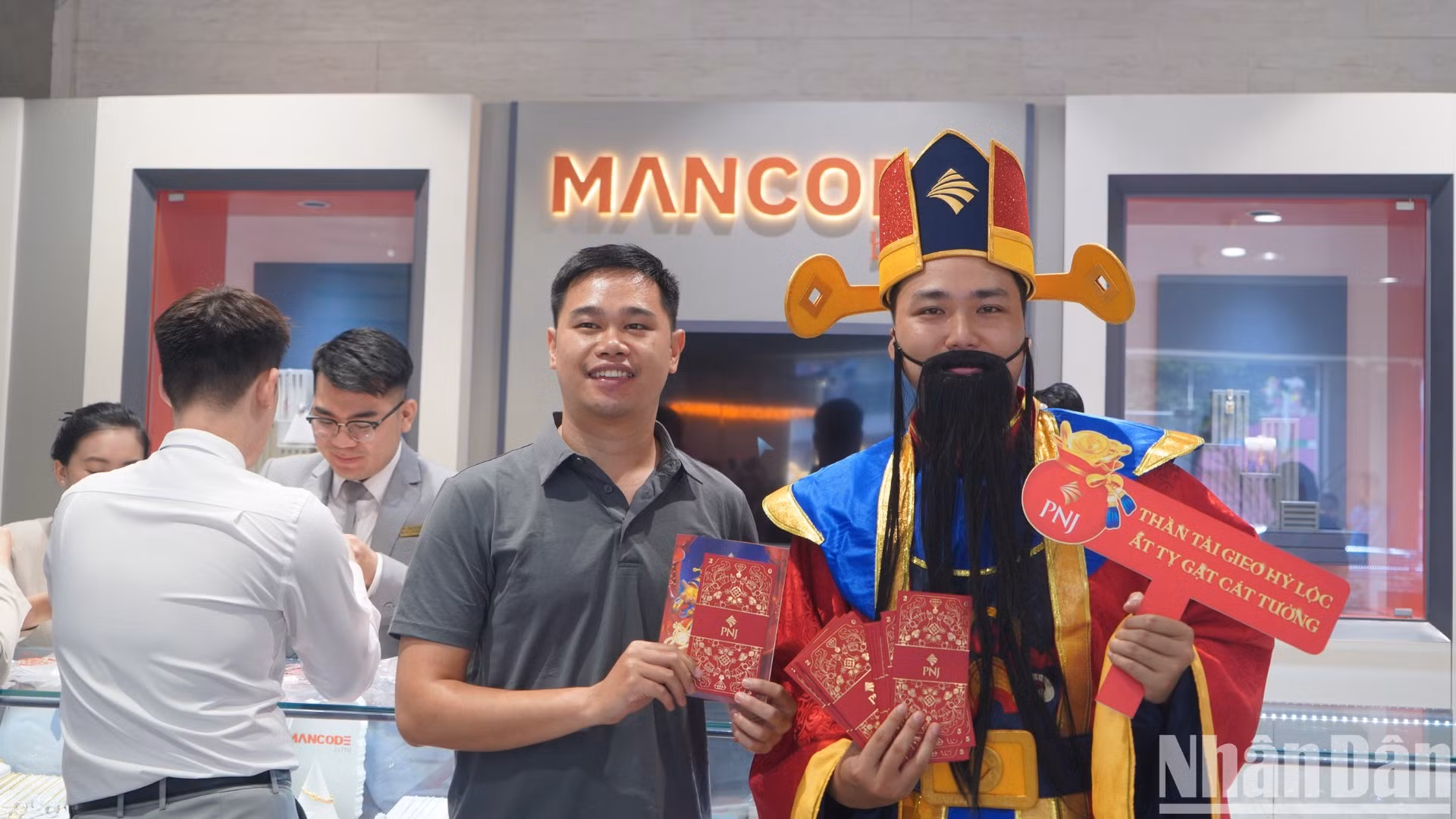 Niềm vui của khách hàng khi được Thần Tài tặng quà sau khi mua vàng.