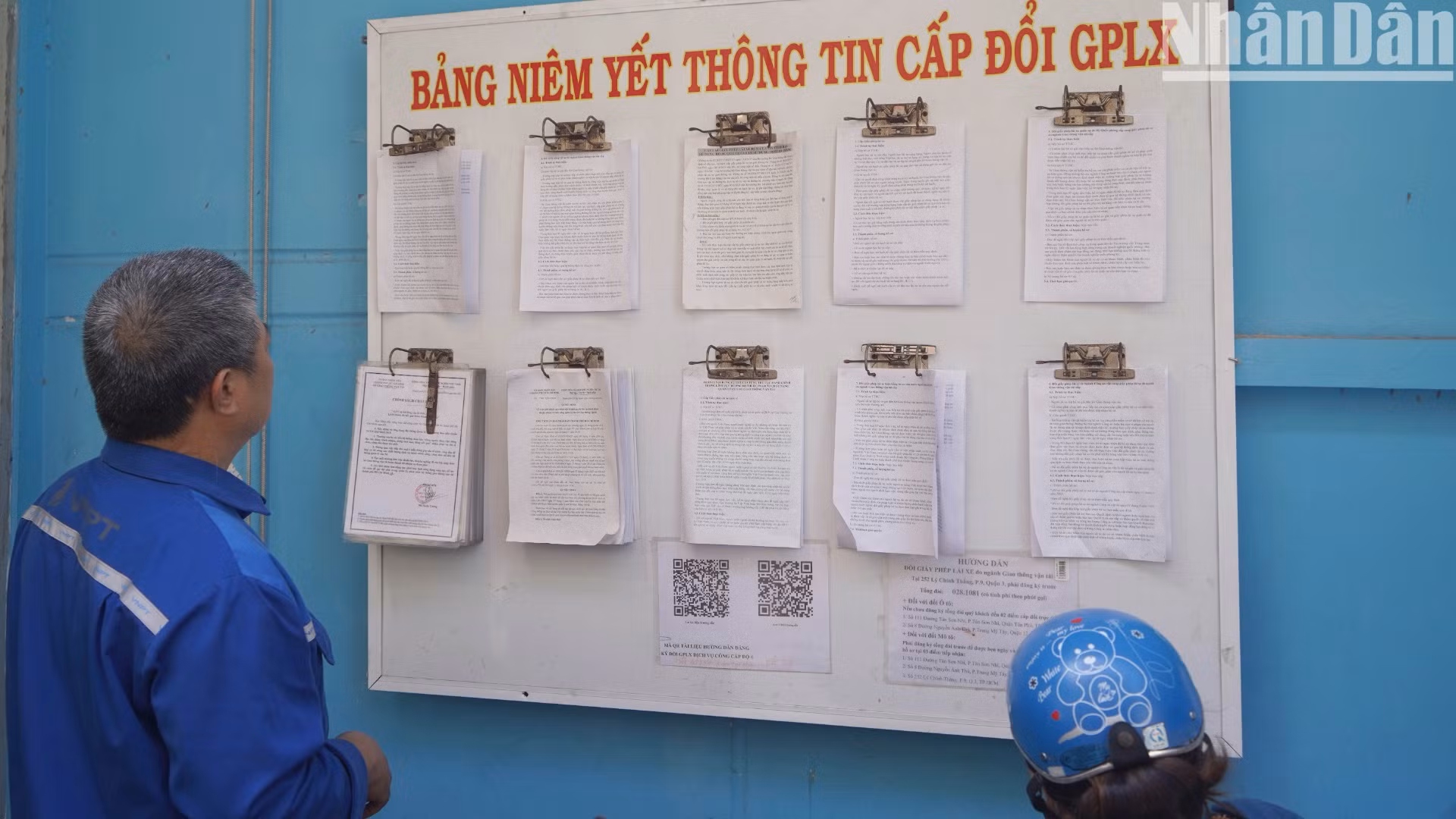 Người dân tập trung đông đi đổi giấy phép lái xe ở Thành phố Hồ Chí Minh trước thời điểm lĩnh vực này chuyển quản lý từ Bộ Giao thông vận tải sang Công an khiến nhiều cơ sở ùn ứ.
