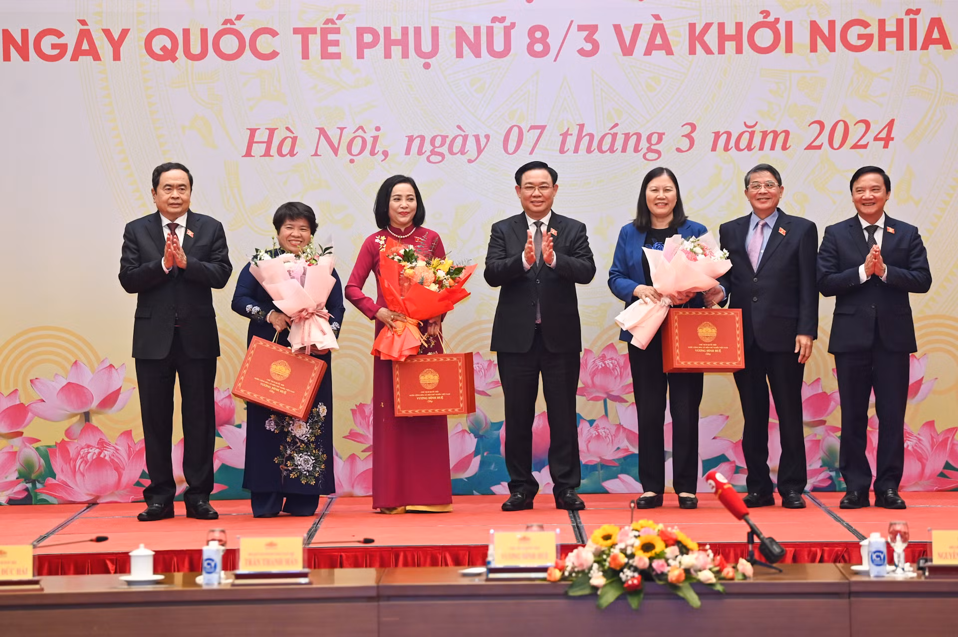 Chủ tịch Quốc hội Vương Đình Huệ tặng hoa, tặng quà chúc mừng các nữ đại biểu Quốc hội.