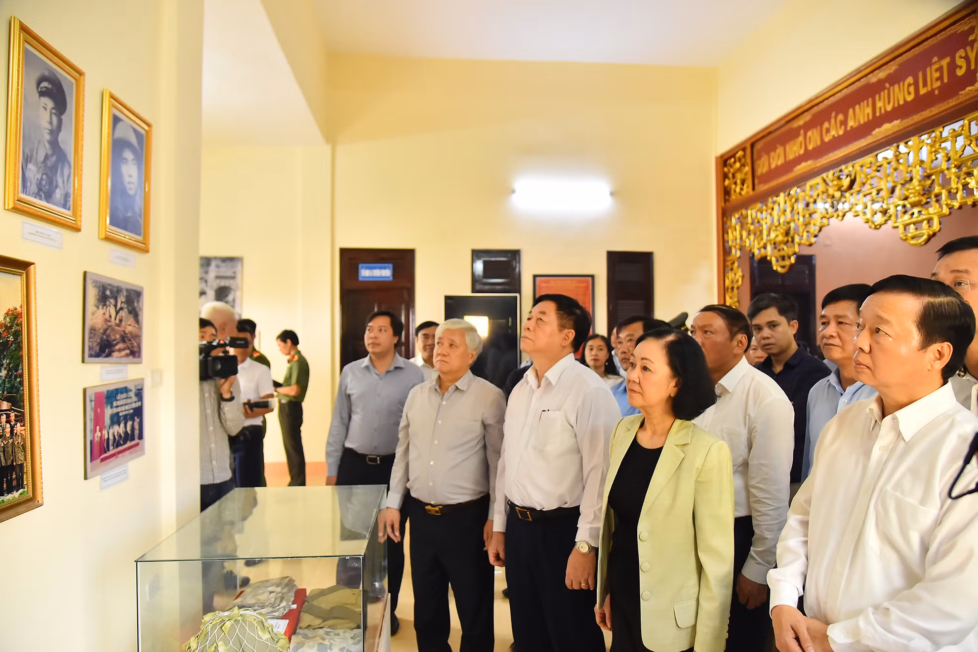 Thường trực Ban Bí thư Trương Thị Mai cùng các đại biểu nghe giới thiệu về điểm di tích Đồi A1.