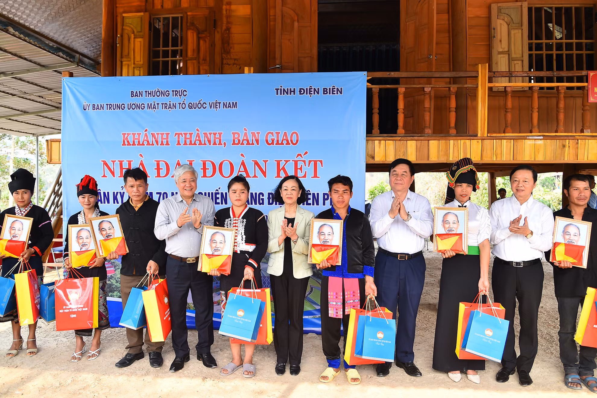 Thường trực Ban Bí thư Trương Thị Mai và các đại biểu trao quà tặng người dân tại bản Co Pục, xã Hua Thanh, huyện Điện Biên.