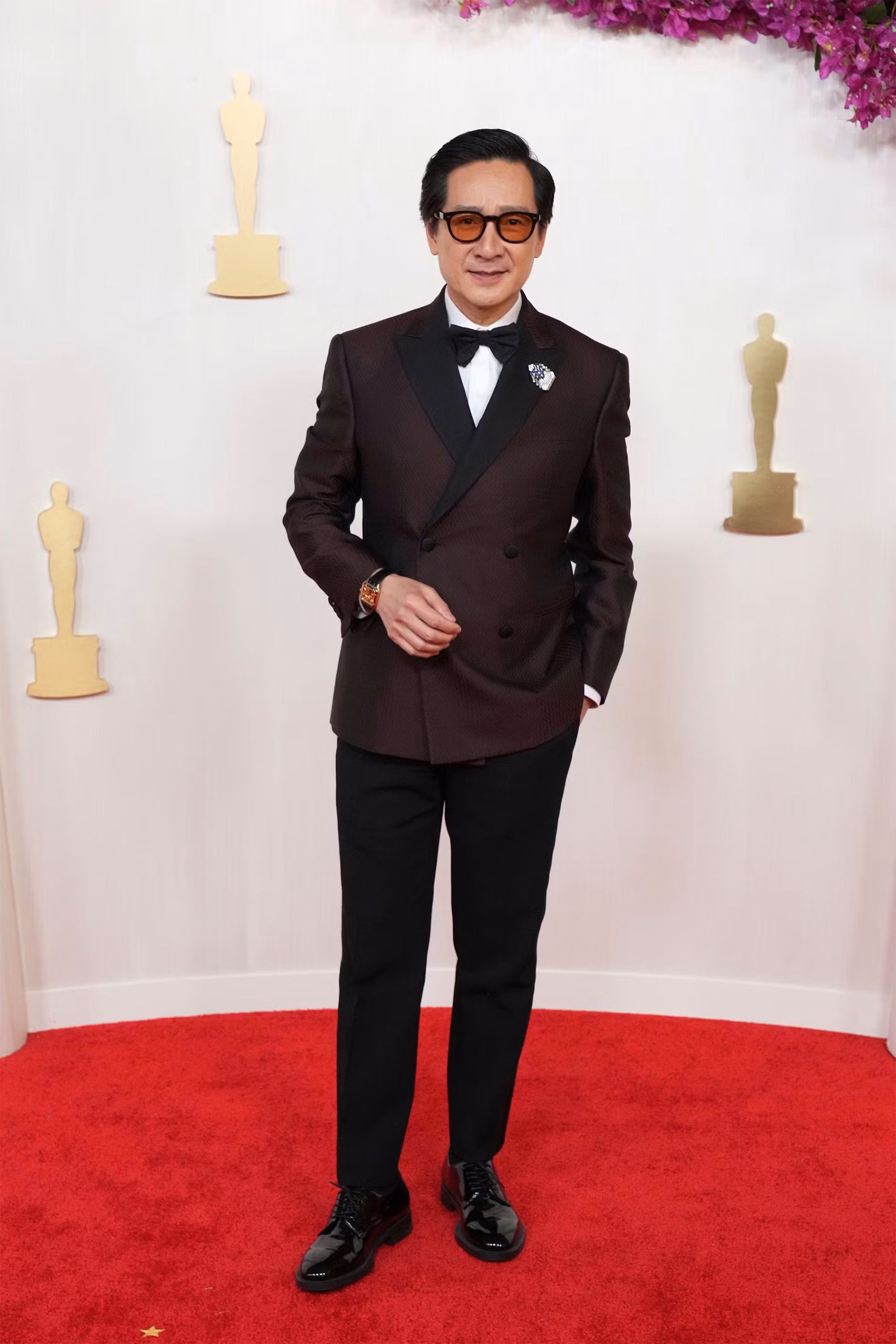 Diễn viên Quan Kế Huy mặc bộ suit của thương hiệu Giorgio Armani bước trên thảm đỏ Oscar. (Ảnh: AP)