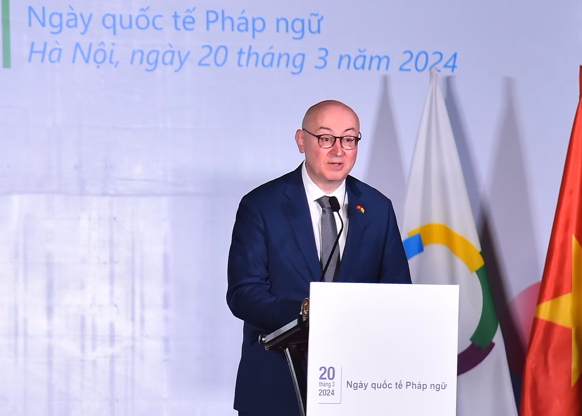 Ông Pierre du Ville, Trưởng Phái đoàn Wallonie-Bruxelles tại Việt Nam, Chủ tịch Nhóm Đại sứ Pháp ngữ tại Hà Nội phát biểu ý kiến tại lễ kỷ niệm. Ông Pierre du Ville, Trưởng Phái đoàn Wallonie-Bruxelles tại Việt Nam, Chủ tịch Nhóm Đại sứ Pháp ngữ tại Hà Nội phát biểu ý kiến tại lễ kỷ niệm.