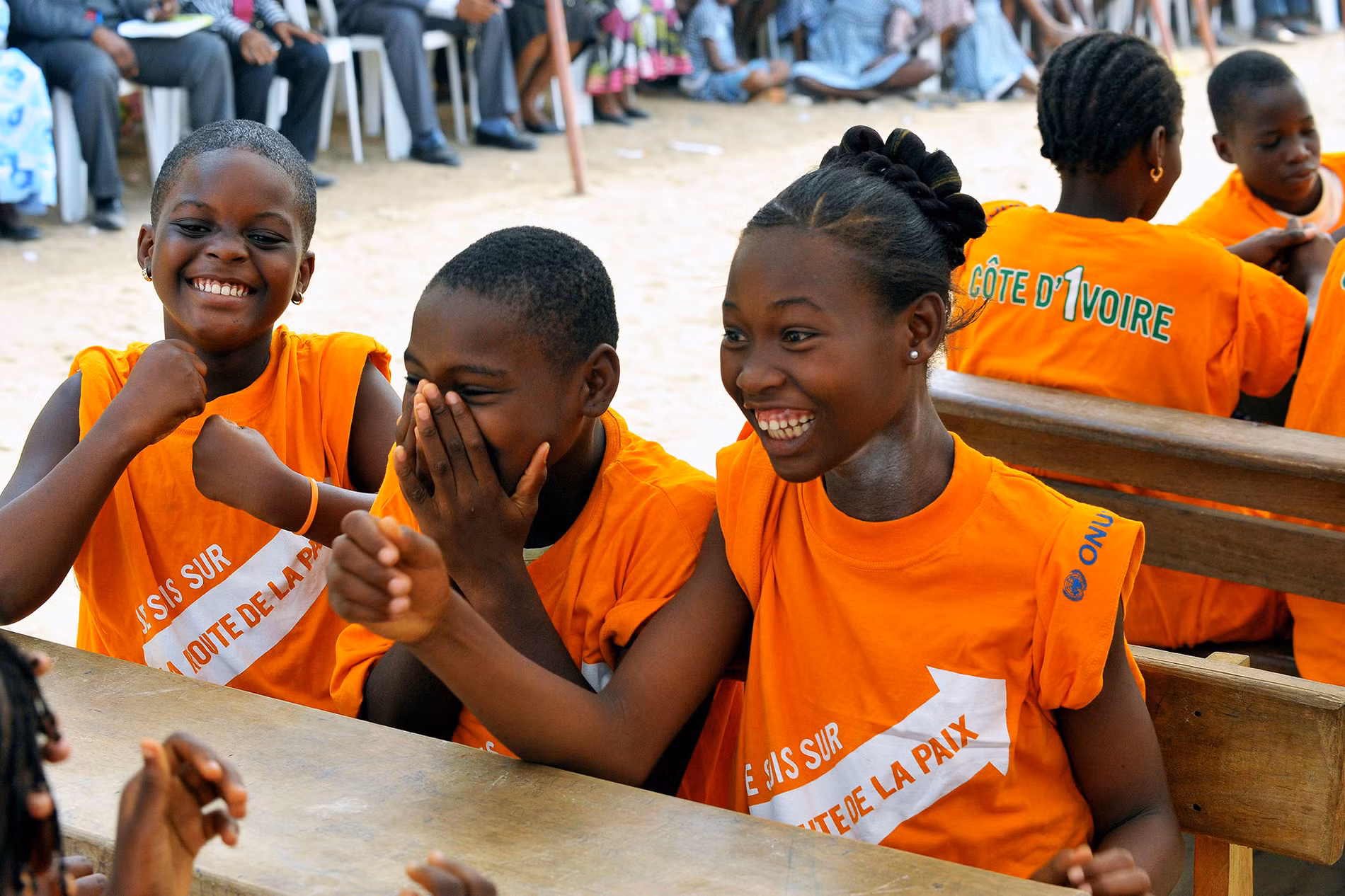 Chương trình caravan trường học của Phái bộ Liên hợp quốc tại Côte d'Ivoire là chuỗi các buổi cung cấp thông tin và nâng cao nhận thức về sứ mệnh của học sinh trong trường học. Trong ảnh: Các nữ sinh vui vẻ tham gia hoạt động trong khuôn khổ chương trình caravan trường học tại Adjame, Côte d'Ivoire, ngày 29/3/2012. Chương trình caravan trường học của Phái bộ Liên hợp quốc tại Côte d'Ivoire là chuỗi các buổi cung cấp thông tin và nâng cao nhận thức về sứ mệnh của học sinh trong trường học. Trong ảnh: Các nữ sinh vui vẻ tham gia hoạt động trong khuôn khổ chương trình caravan trường học tại Adjame, Côte d'Ivoire, ngày 29/3/2012.