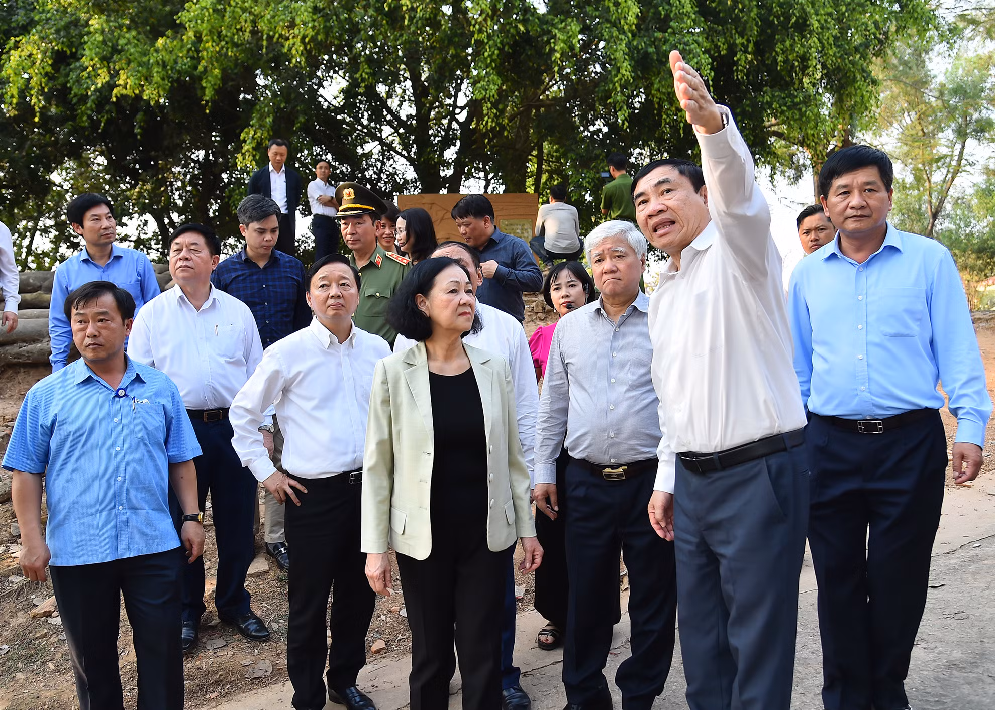 Thường trực Ban Bí thư Trương Thị Mai cùng các đại biểu nghe Bí thư Tỉnh ủy Điện Biên Trần Quốc Cường giới thiệu về điểm di tích Đồi A1.