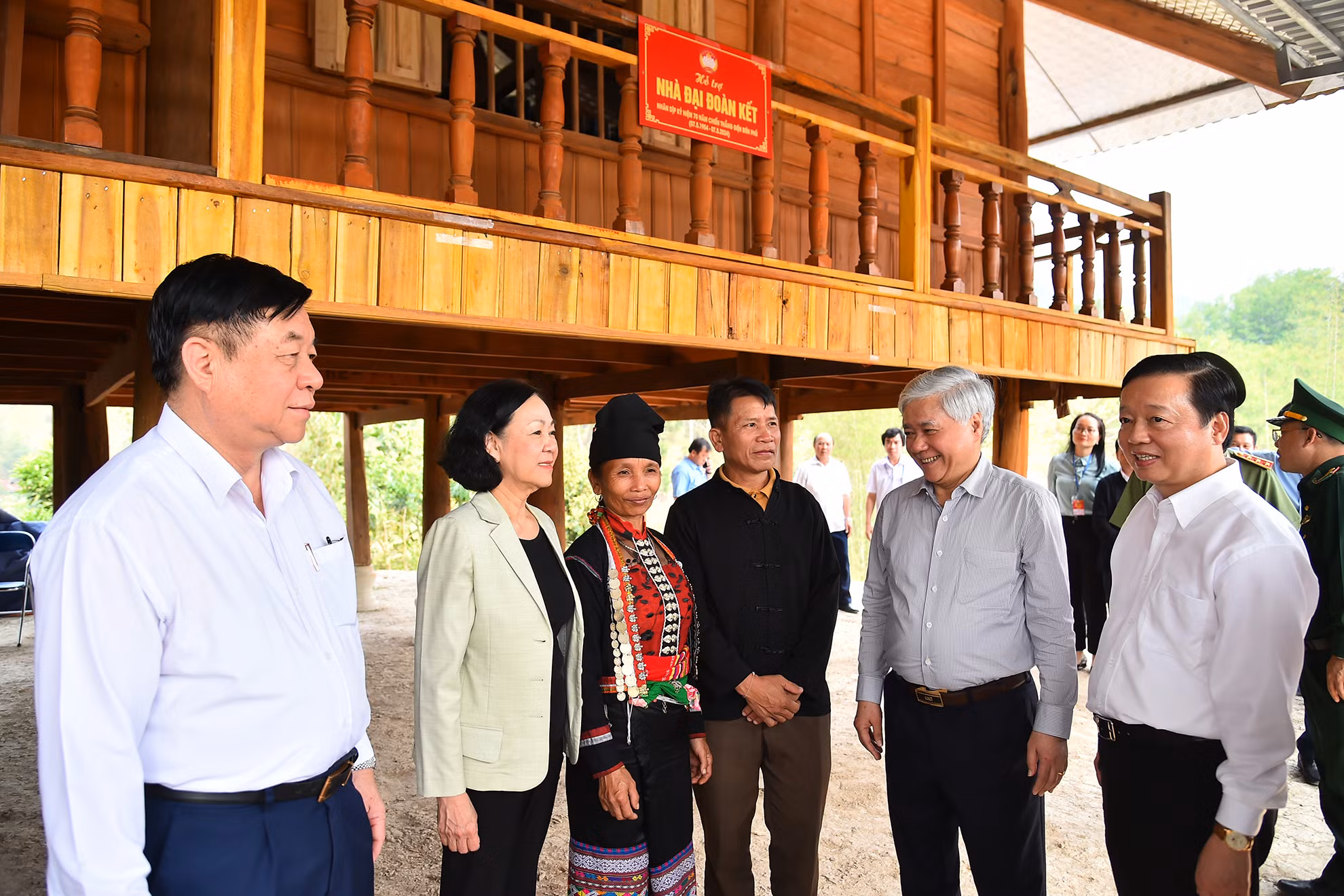Thường trực Ban Bí thư Trương Thị Mai và các đại biểu thăm hỏi gia đình ông Lò Văn Minh (dân tộc Khơ Mú, tại bản Co Pục, xã Hua Thanh, huyện Điện Biên).
