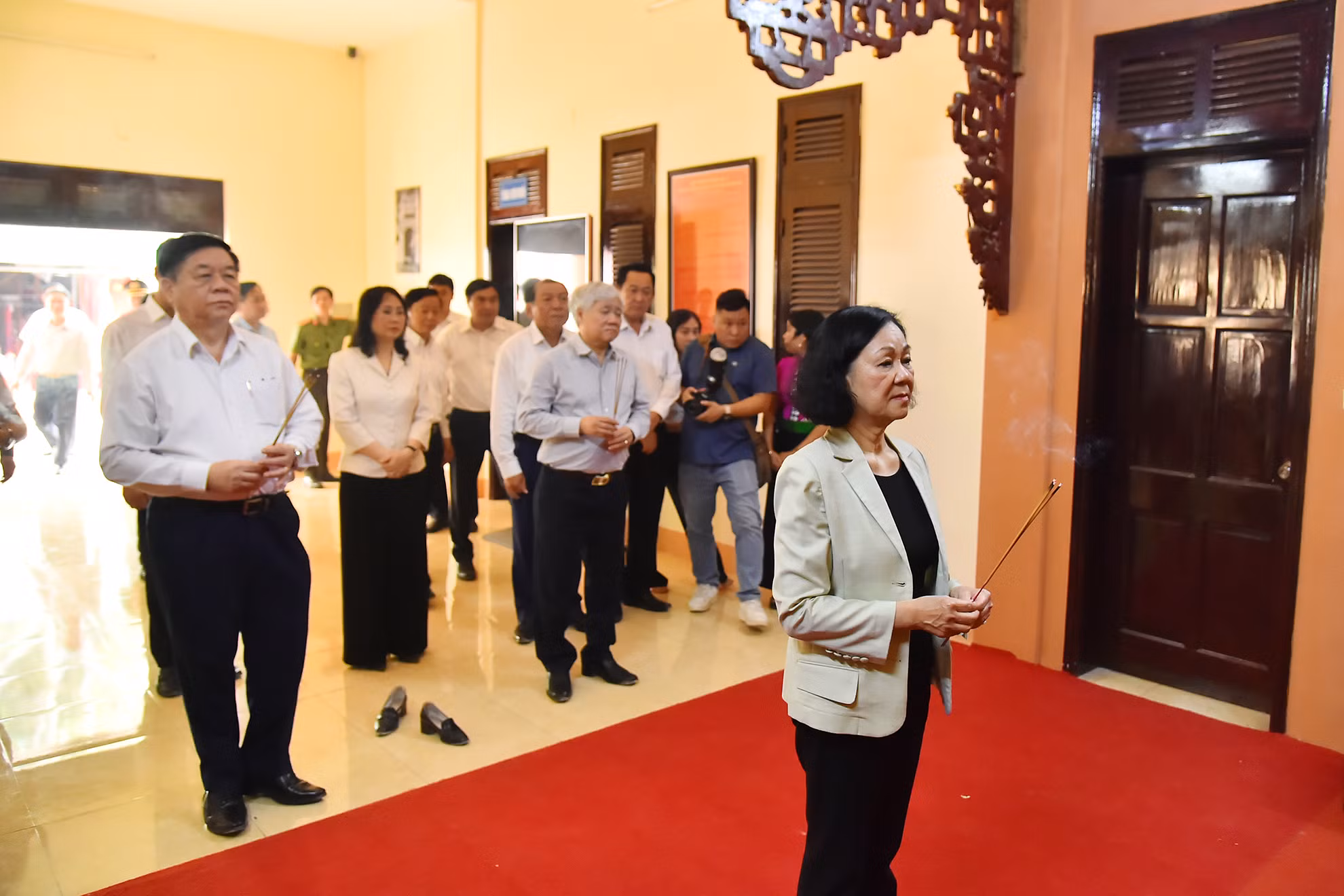 Thường trực Ban Bí thư Trương Thị Mai cùng các đại biểu dâng hương tưởng niệm các Anh hùng, liệt sĩ tại điểm di tích Đồi A1.