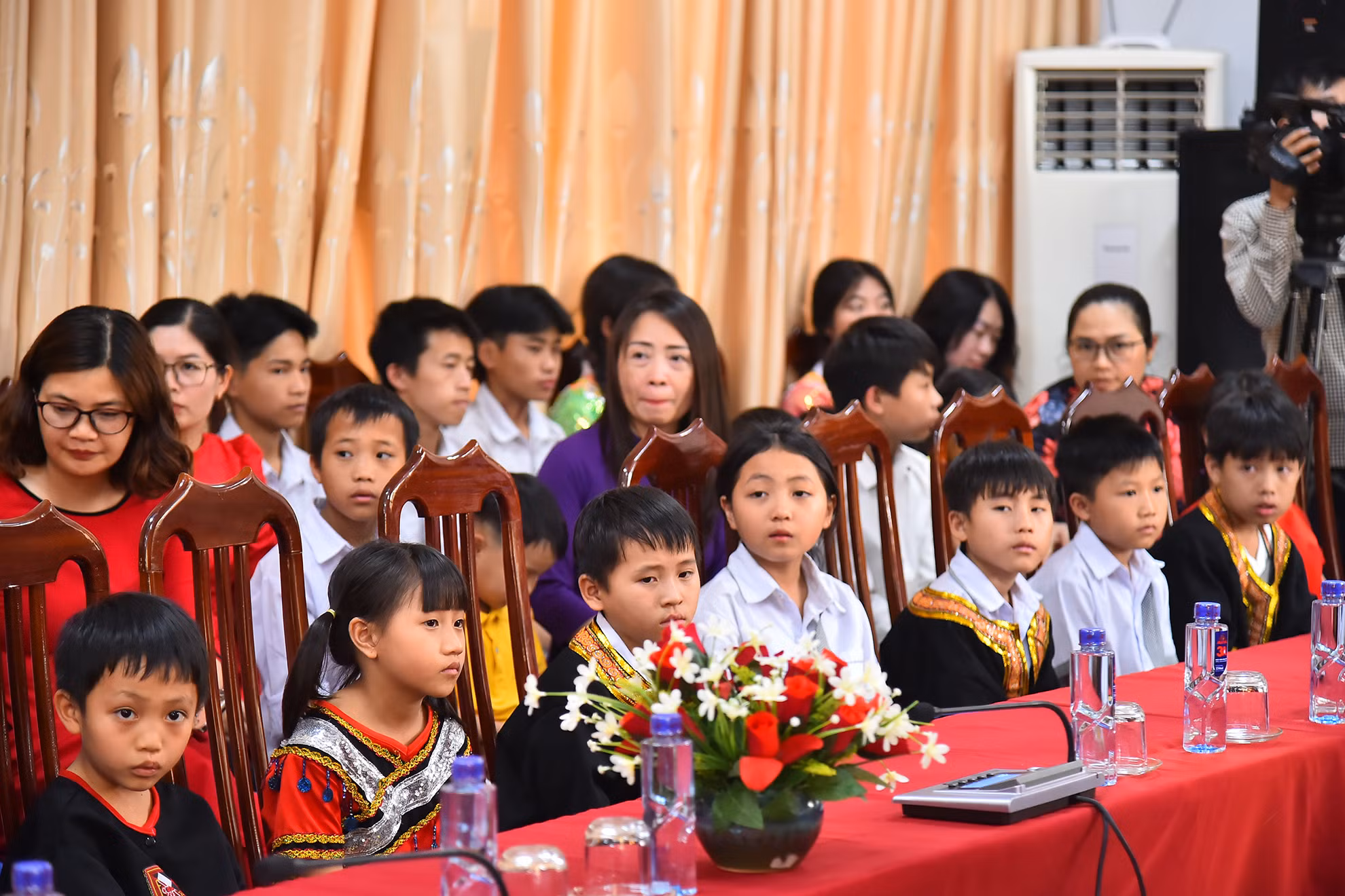 Các trẻ em nghèo, trẻ em có hoàn cảnh đặc biệt khó khăn đang được nuôi dưỡng tại Cơ sở Bảo trợ xã hội tổng hợp tỉnh Điện Biên tham dự buổi lễ.