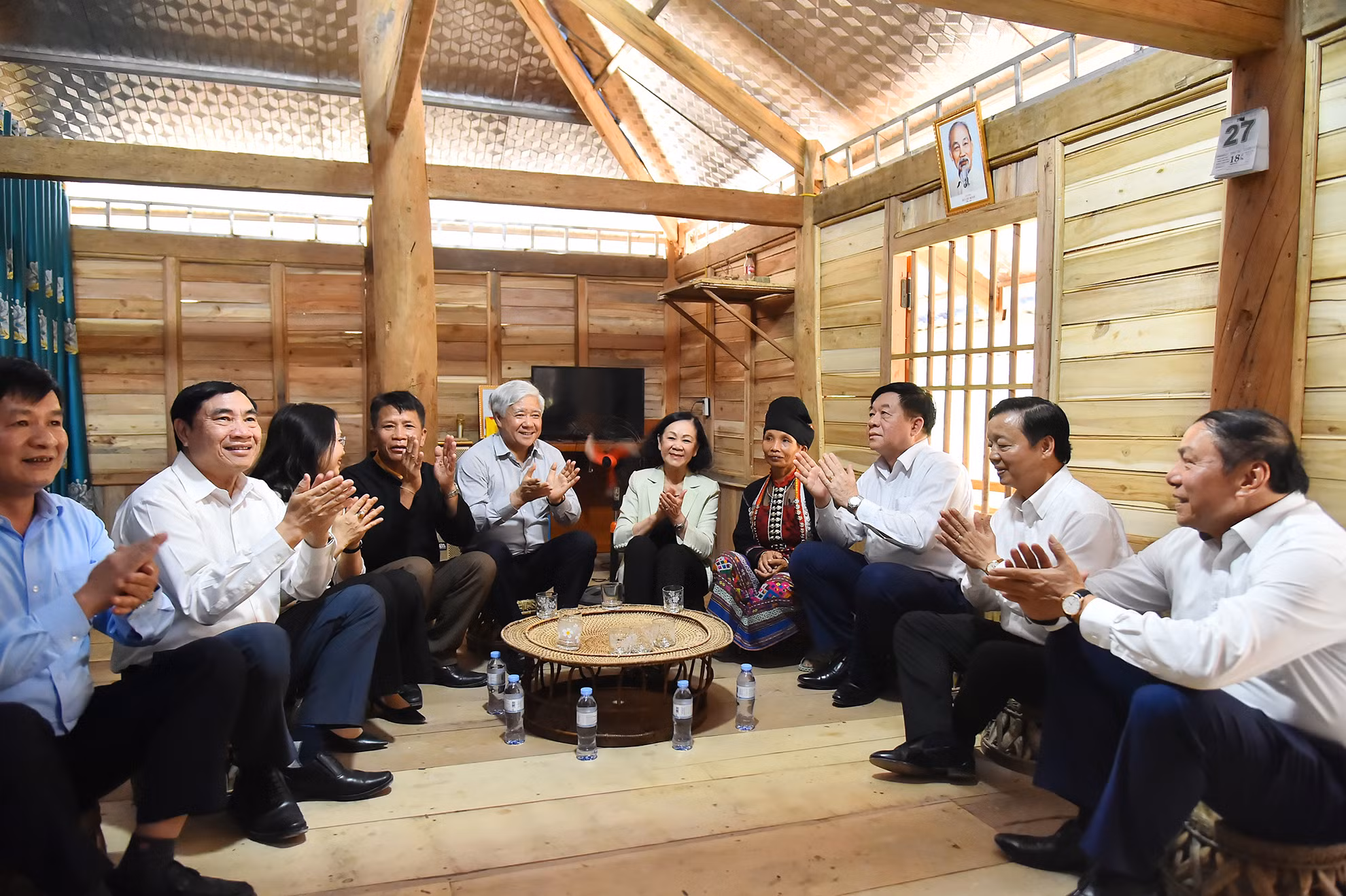 Thường trực Ban Bí thư Trương Thị Mai và các đại biểu trong ngôi nhà mới của gia đình ông Lò Văn Minh (dân tộc Khơ Mú, tại bản Co Pục, xã Hua Thanh, huyện Điện Biên).