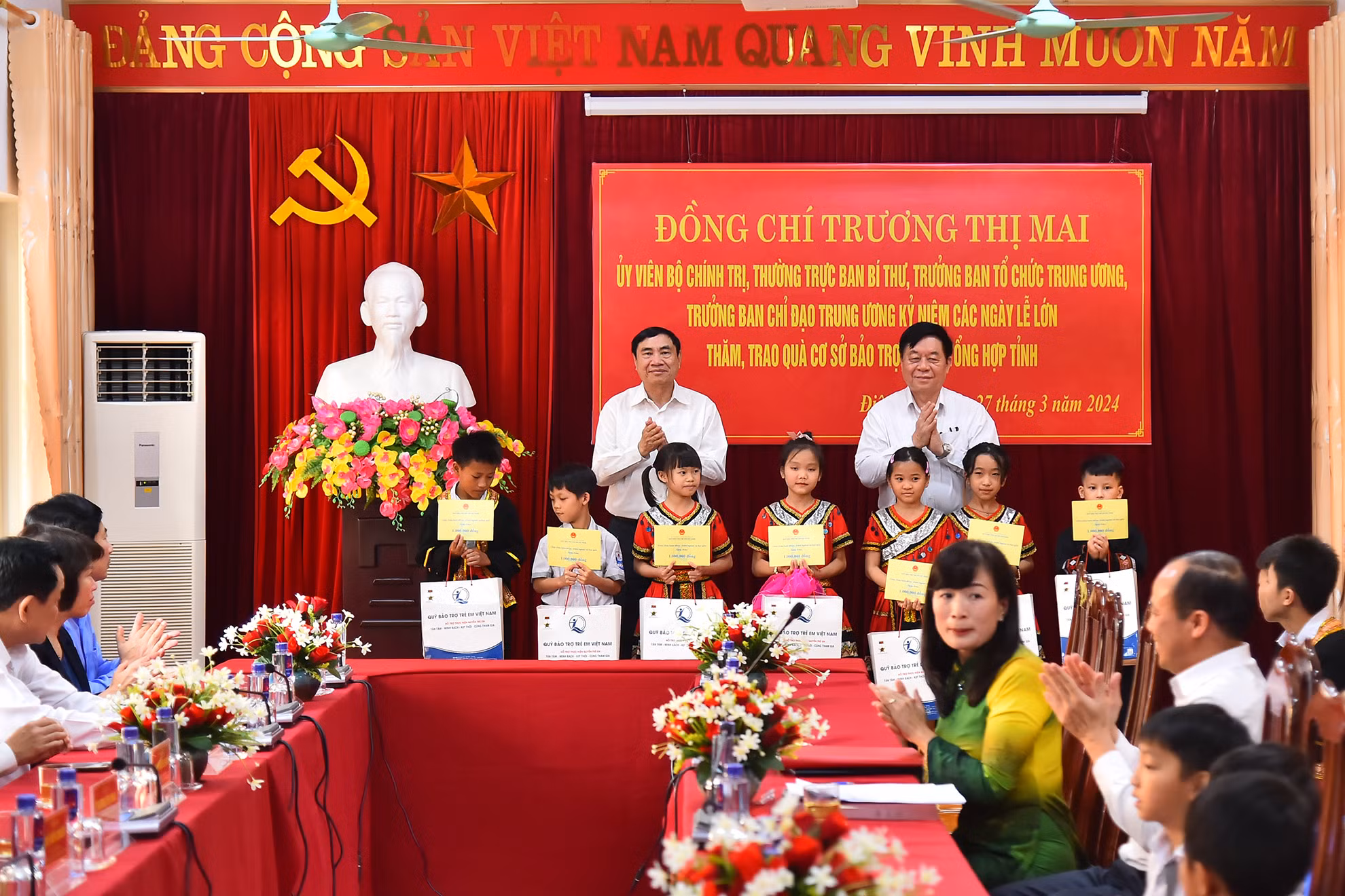 Trưởng Ban Tuyên giáo Trung ương Nguyễn Trọng Nghĩa và Bí thư Tỉnh ủy Điện Biên Trần Quốc Cường trao quà tặng trẻ em nghèo, trẻ em có hoàn cảnh đặc biệt khó khăn đang được nuôi dưỡng tại Cơ sở Bảo trợ xã hội tổng hợp tỉnh Điện Biên.