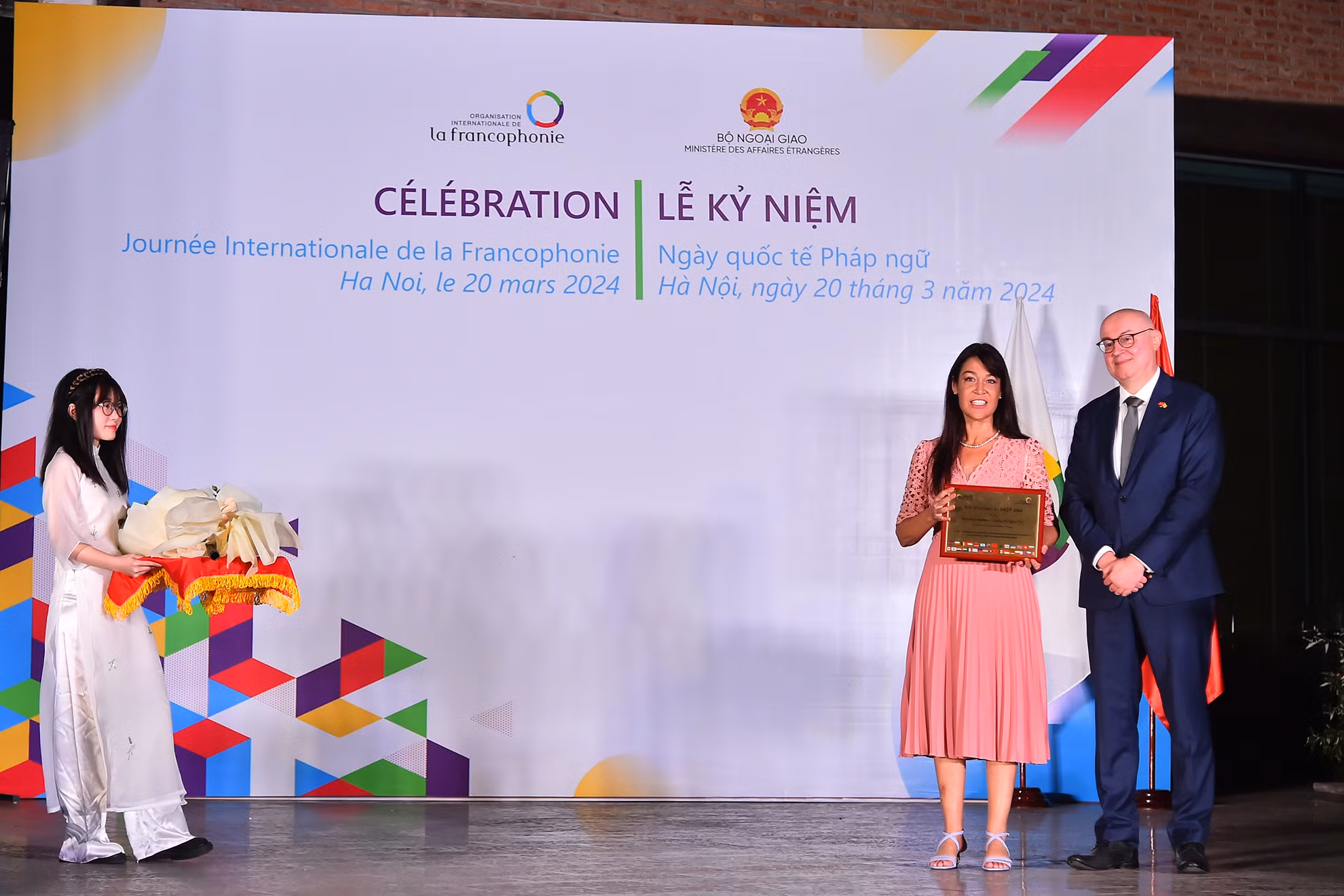 Ông Pierre du Ville, Trưởng Phái đoàn Wallonie-Bruxelles tại Việt Nam, Chủ tịch Nhóm Đại sứ Pháp ngữ tại Hà Nội trao Giải thưởng Danh dự của của nhóm các Đại sứ quán, Phái đoàn và tổ chức Pháp ngữ tại Hà Nội tặng bà Aline Rebeaud (tên tiếng Việt là Hoàng Nữ Ngọc Tim). Ông Pierre du Ville, Trưởng Phái đoàn Wallonie-Bruxelles tại Việt Nam, Chủ tịch Nhóm Đại sứ Pháp ngữ tại Hà Nội trao Giải thưởng Danh dự của của nhóm các Đại sứ quán, Phái đoàn và tổ chức Pháp ngữ tại Hà Nội tặng bà Aline Rebeaud (tên tiếng Việt là Hoàng Nữ Ngọc Tim).