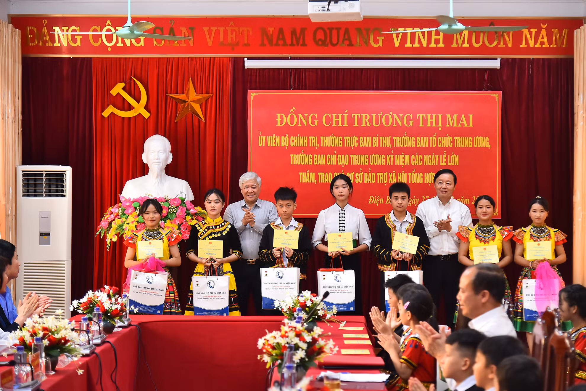Chủ tịch Ủy ban Trung ương Mặt trận Tổ quốc Việt Nam Đỗ Văn Chiến và Phó Thủ tướng Chính phủ Trần Hồng Hà trao quà tặng trẻ em nghèo, trẻ em có hoàn cảnh đặc biệt khó khăn đang được nuôi dưỡng tại Cơ sở Bảo trợ xã hội tổng hợp tỉnh Điện Biên.