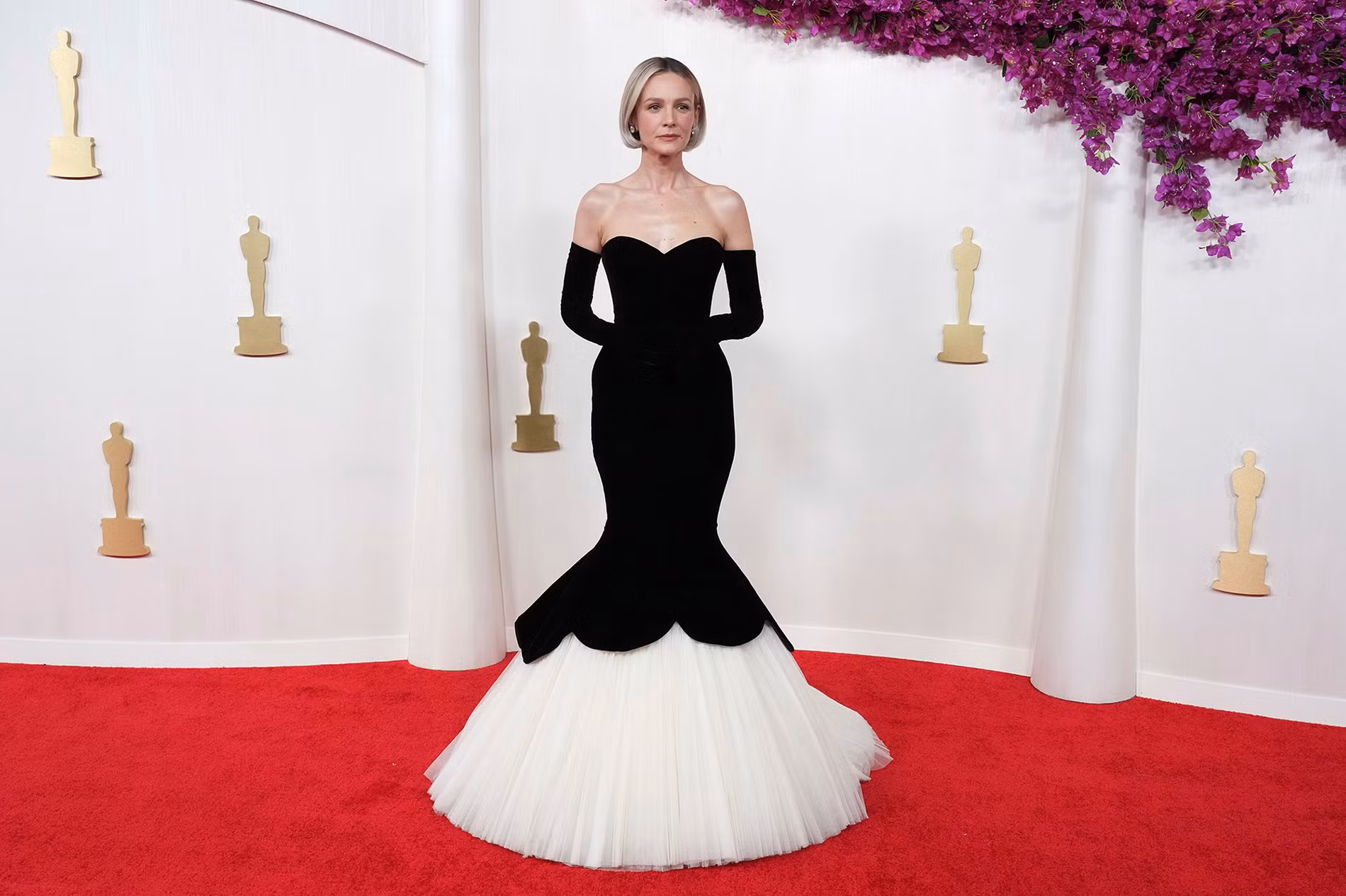 Carey Mulligan là một trong số ít ngôi sao đeo găng tay dạ hội màu đen tới dự lễ trao giải. (Ảnh: AP)