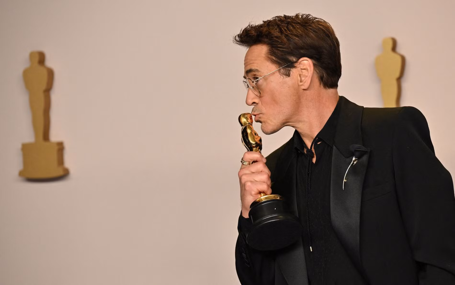 Robert Downey Jr. - chủ nhân của giải Nam diễn viên phụ xuất sắc nhất, tạo dáng trong phòng họp báo giải Oscar. (Ảnh: Getty Images)