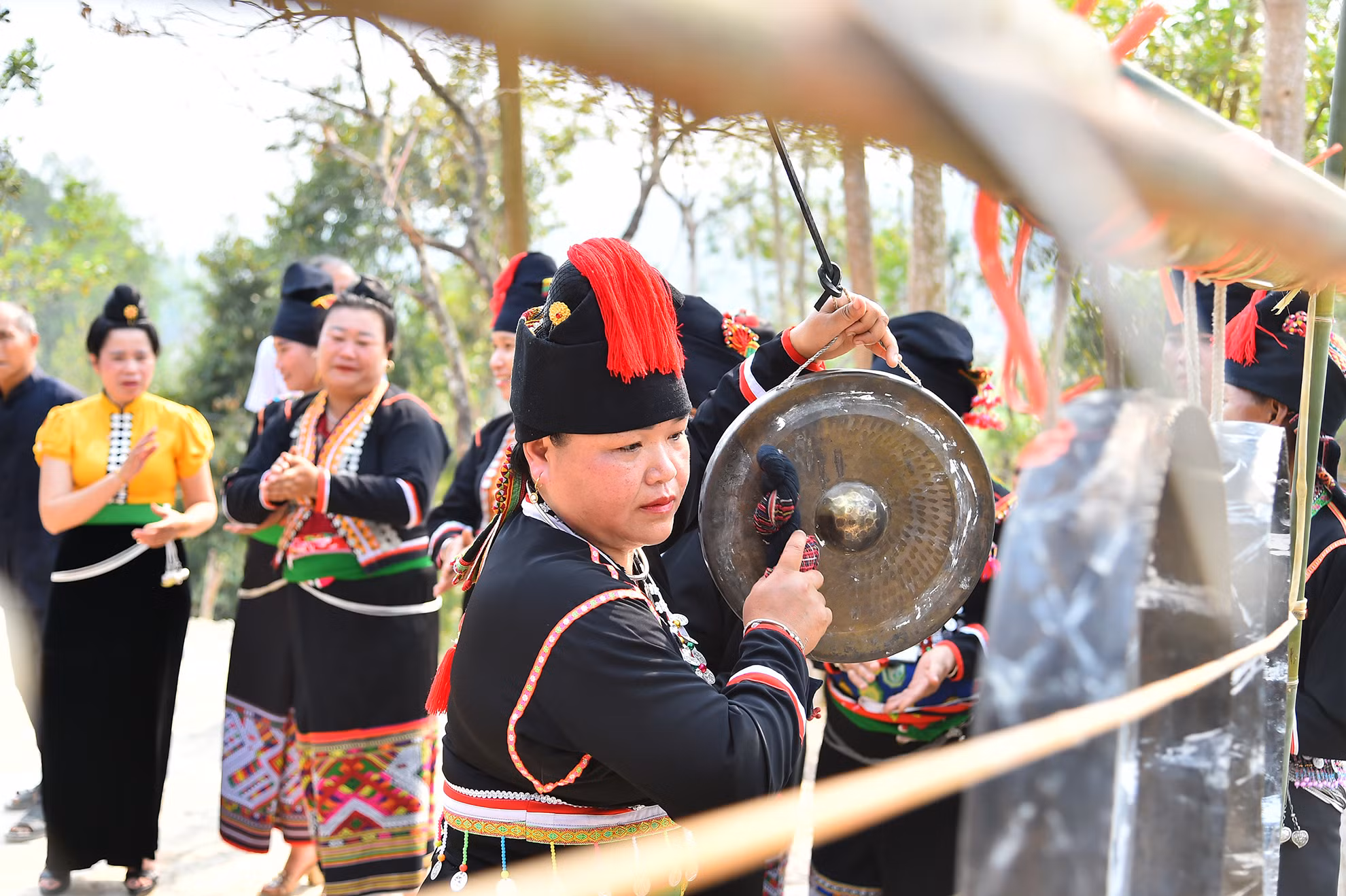 Tiết mục văn nghệ truyền thống của người dân địa phương chào mừng Thường trực Ban Bí thư Trương Thị Mai cùng đoàn công tác tới dự buổi lễ.