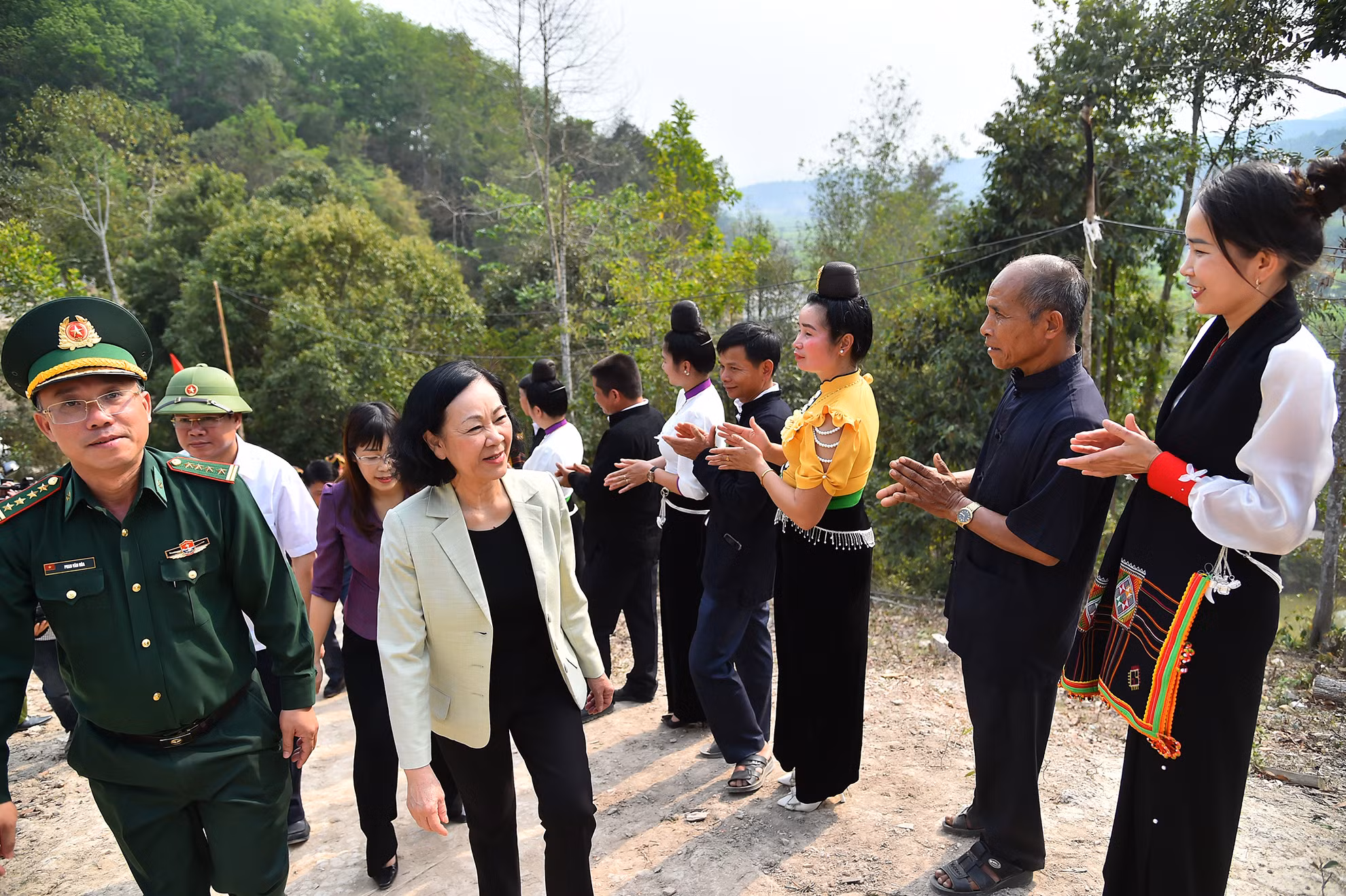 Thường trực Ban Bí thư Trương Thị Mai và các đại biểu dự lễ gắn biển, trao nhà cho gia đình ông Lò Văn Minh (dân tộc Khơ Mú, tại bản Co Pục, xã Hua Thanh, huyện Điện Biên).