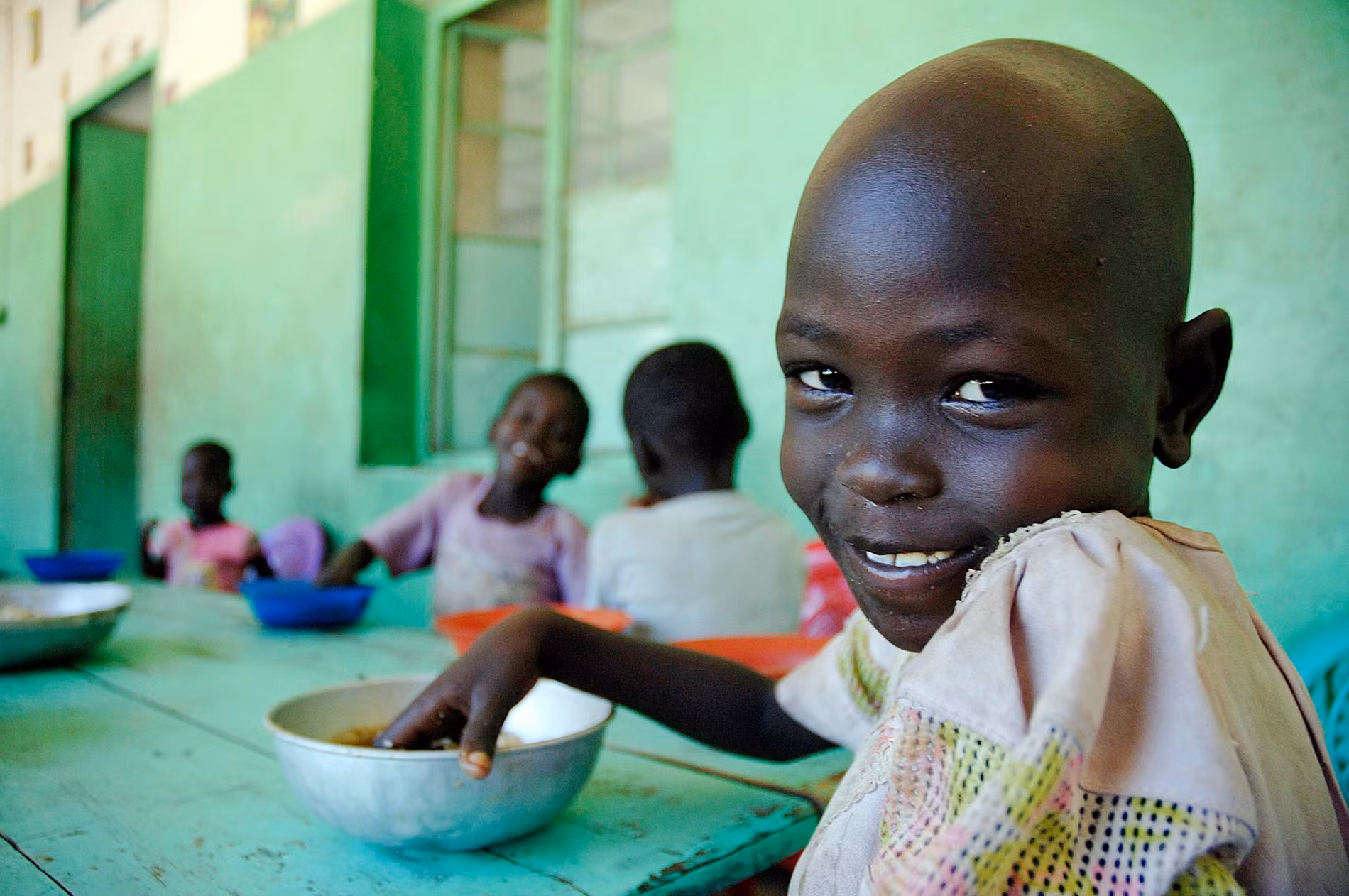 Em bé Sudan trong bữa trưa tại trại trẻ mồ côi Juba, ngày 19/11/2005. Em bé Sudan trong bữa trưa tại trại trẻ mồ côi Juba, ngày 19/11/2005.