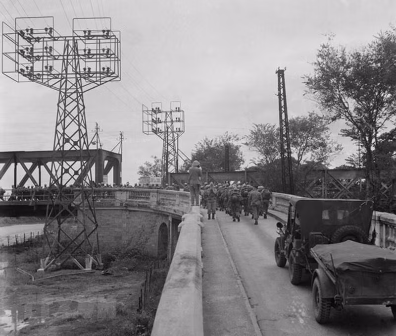 Đúng 16 giờ, ngày 9/10/1954, những tên lính viễn chinh Pháp cuối cùng rút hết qua cầu Long Biên, quân ta hoàn toàn kiểm soát thành phố. (Ảnh: Tư liệu TTXVN)