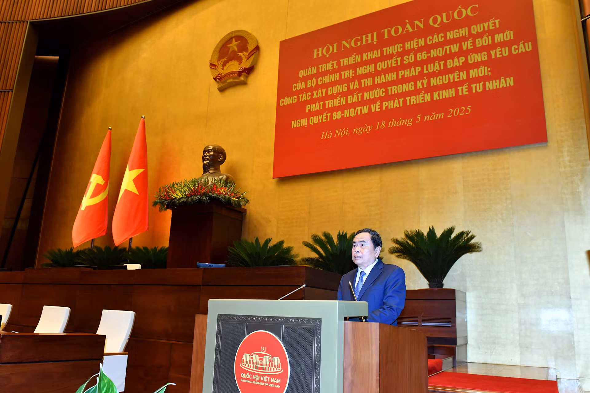 Đồng chí Trần Thanh Mẫn, Ủy viên Bộ Chính trị, Chủ tịch Quốc hội trình bày chuyên đề: “Nội dung trọng tâm, cốt lõi của Nghị quyết số 66-NQ/TW, ngày 30/4/2025 của Bộ Chính trị về đổi mới công tác xây dựng và thi hành pháp luật đáp ứng yêu cầu phát triển đất nước trong kỷ nguyên mới và kế hoạch hành động thực hiện Nghị quyết số 66-NQ/TW”. Đồng chí Trần Thanh Mẫn, Ủy viên Bộ Chính trị, Chủ tịch Quốc hội trình bày chuyên đề: “Nội dung trọng tâm, cốt lõi của Nghị quyết số 66-NQ/TW, ngày 30/4/2025 của Bộ Chính trị về đổi mới công tác xây dựng và thi hành pháp luật đáp ứng yêu cầu phát triển đất nước trong kỷ nguyên mới và kế hoạch hành động thực hiện Nghị quyết số 66-NQ/TW”.