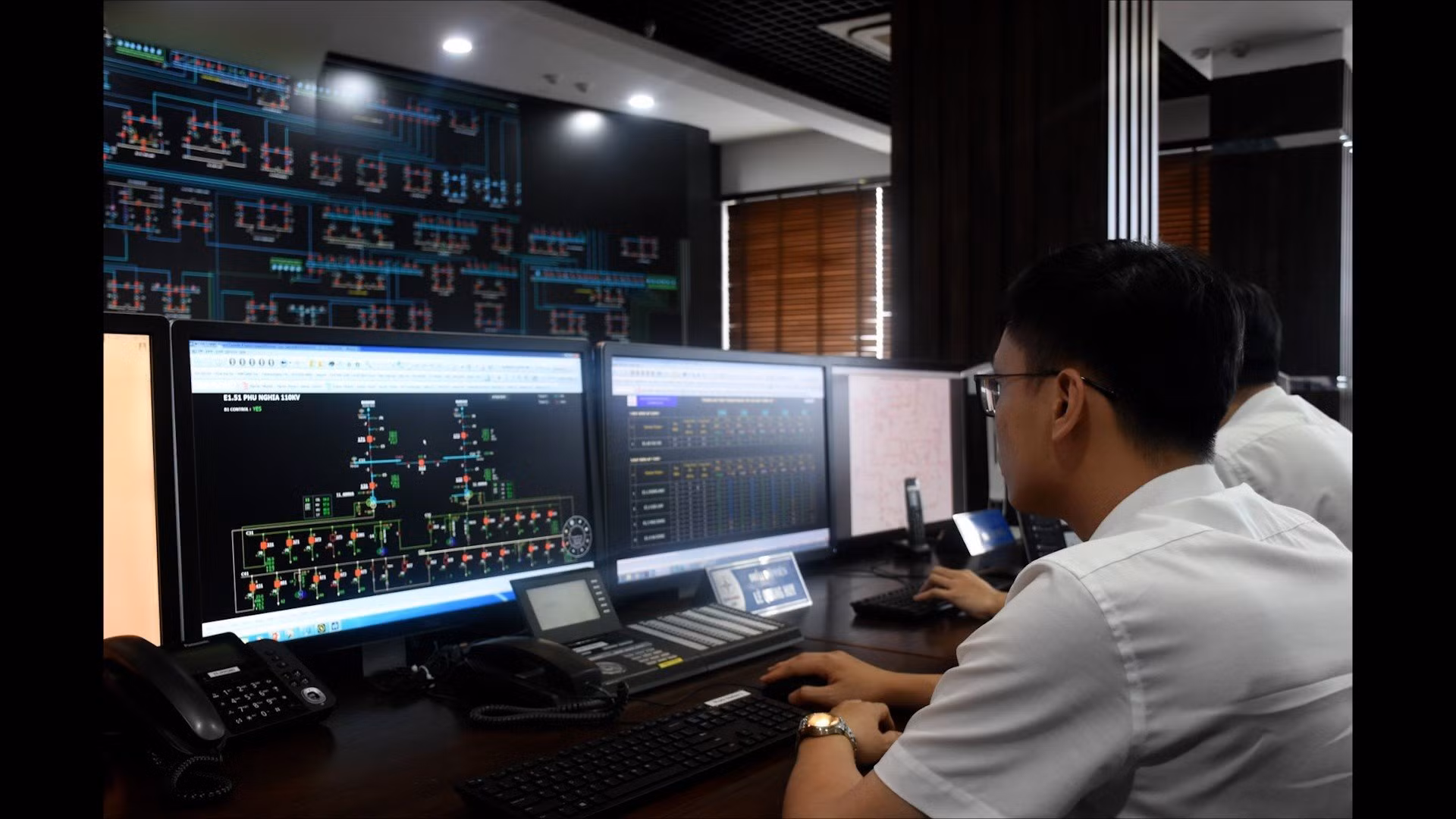 Hệ thống điện toàn thành phố được giám sát từ Trung tâm Điều độ hệ thống điện. Hệ thống điện toàn thành phố được giám sát từ Trung tâm Điều độ hệ thống điện.