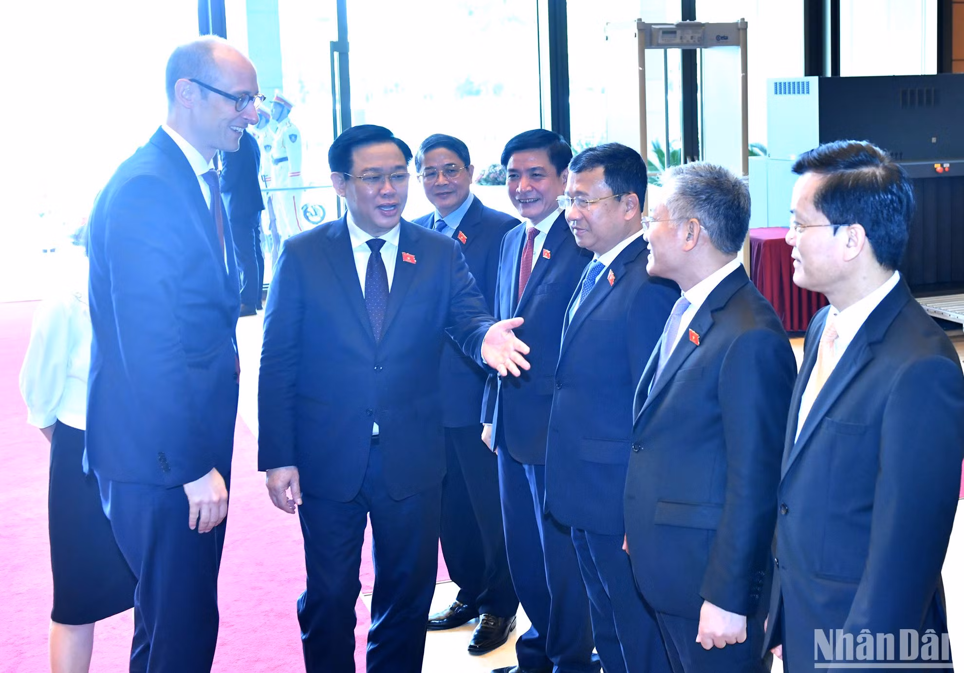 Chủ tịch Quốc hội Vương Đình Huệ giới thiệu các thành viên đoàn Việt Nam với Chủ tịch Hội đồng Quốc gia Thụy Sĩ Martin Candinas. Chủ tịch Quốc hội Vương Đình Huệ giới thiệu các thành viên đoàn Việt Nam với Chủ tịch Hội đồng Quốc gia Thụy Sĩ Martin Candinas.