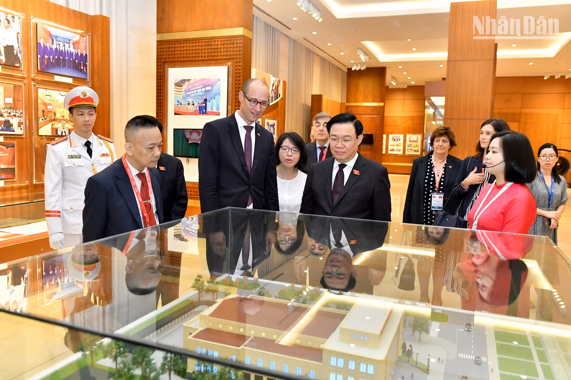 Chủ tịch Quốc hội Vương Đình Huệ và Chủ tịch Hội đồng Quốc gia Thụy Sĩ Martin Candinas cùng các đại biểu thăm Phòng truyền thống Quốc hội Việt Nam. Chủ tịch Quốc hội Vương Đình Huệ và Chủ tịch Hội đồng Quốc gia Thụy Sĩ Martin Candinas cùng các đại biểu thăm Phòng truyền thống Quốc hội Việt Nam.