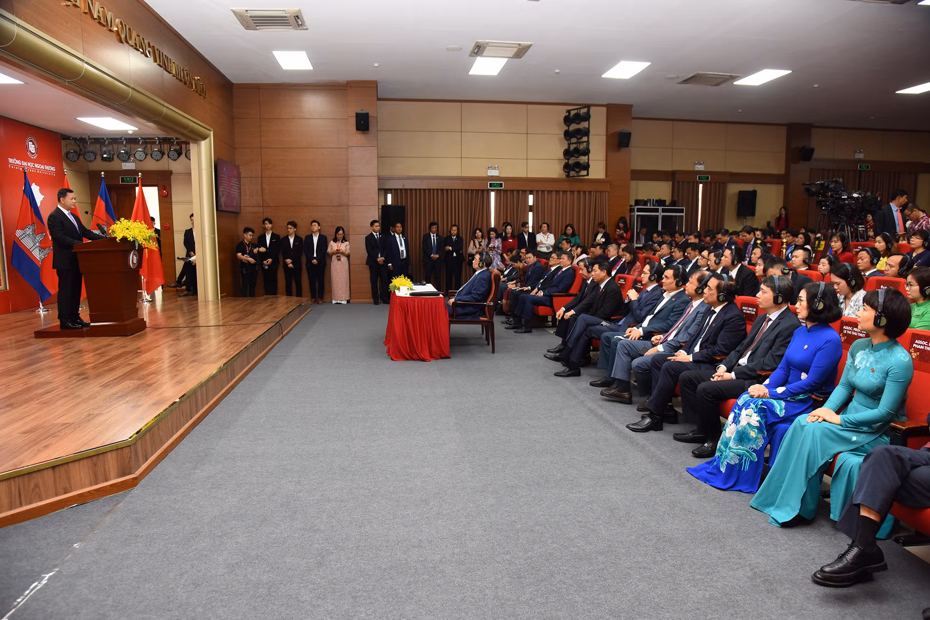 Thủ tướng Campuchia Hun Manet phát biểu tại buổi giao lưu với sinh viên. Thủ tướng Campuchia Hun Manet phát biểu tại buổi giao lưu với sinh viên.