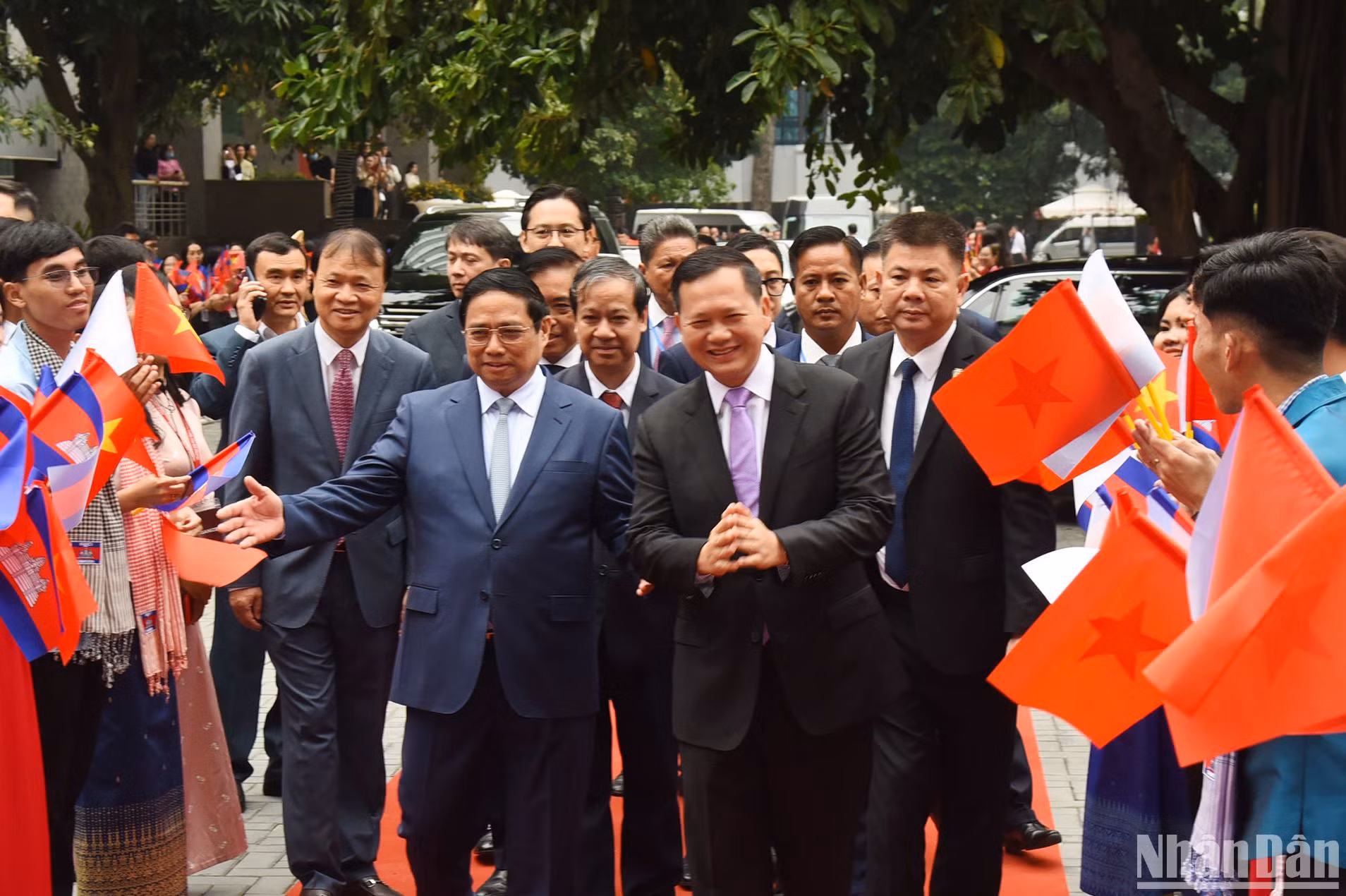 Sinh viên Trường Đại học Ngoại thương chào đón Thủ tướng Chính phủ Phạm Minh Chính và Thủ tướng Campuchia Samdech Moha Bovor Thipadei Hun Manet đến thăm.