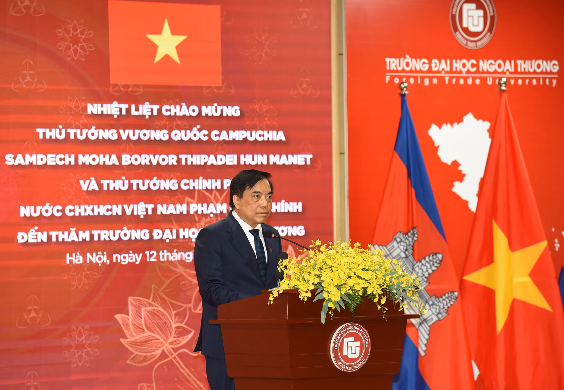 Phó Giáo sư, Tiến sĩ Bùi Anh Tuấn Hiệu trưởng Trường Đại học Ngoại thương báo cáo với hai Thủ tướng về công tác giáo dục, đào tạo của nhà trường. Phó Giáo sư, Tiến sĩ Bùi Anh Tuấn Hiệu trưởng Trường Đại học Ngoại thương báo cáo với hai Thủ tướng về công tác giáo dục, đào tạo của nhà trường.