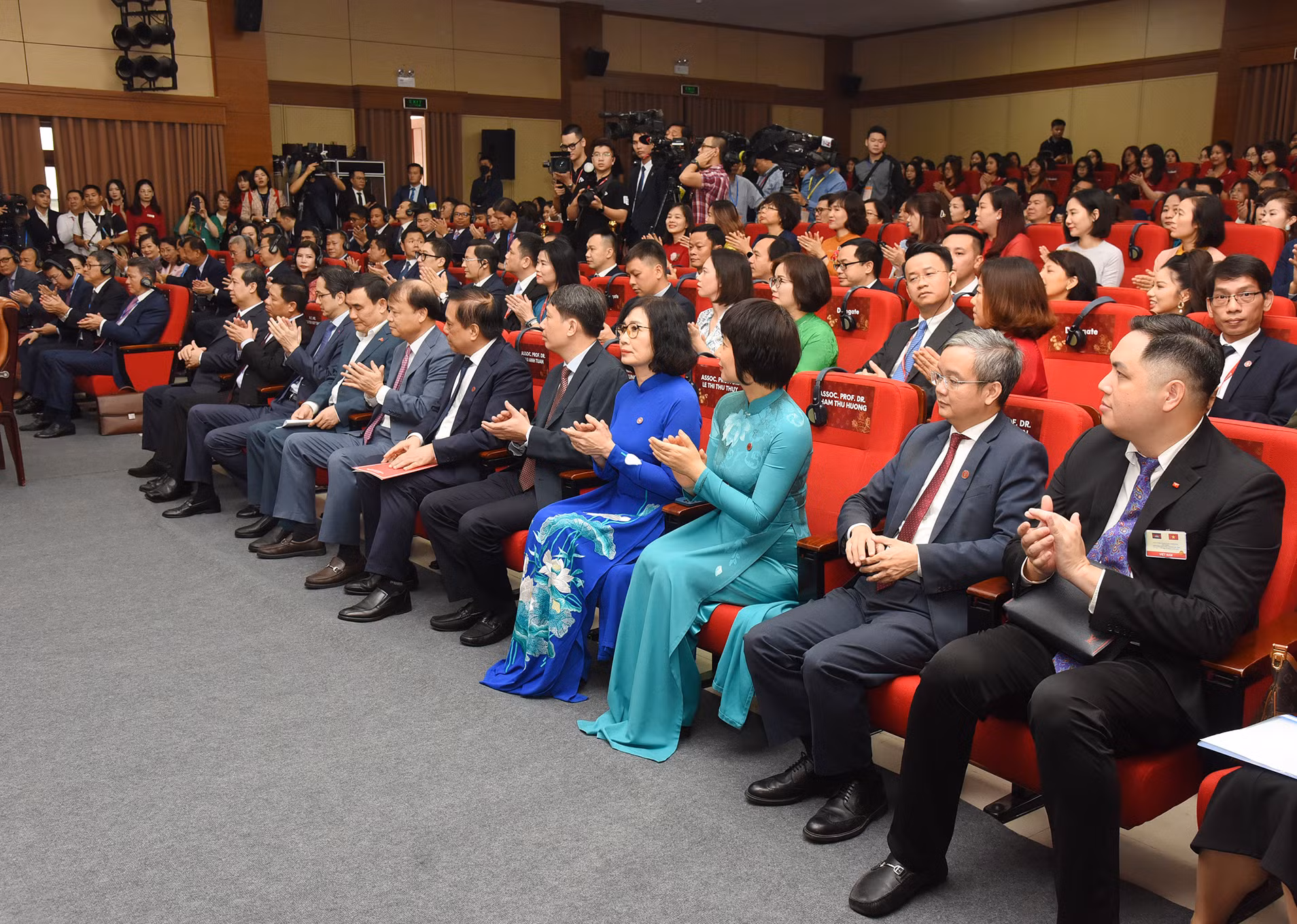 Cán bộ, giảng viên, sinh viên Trường Đại học Ngoại thương tại buổi giao lưu. Cán bộ, giảng viên, sinh viên Trường Đại học Ngoại thương tại buổi giao lưu.