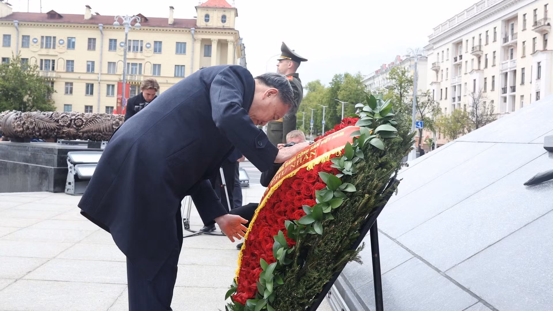 Tổng Bí thư Tô Lâm đặt hoa tại Tượng đài Chiến thắng ở Thủ đô Minsk. (Ảnh: Thống Nhất/TTXVN)