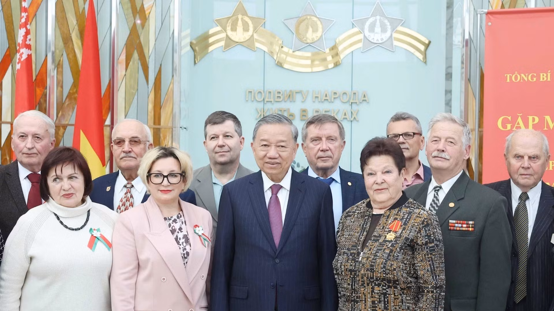 Tổng Bí thư Tô Lâm chụp ảnh chung với các cựu quân nhân, chuyên gia Belarus và những người bạn Belarus từng có đóng góp nổi bật cho Việt Nam. (Ảnh: Thống Nhất/TTXVN) Tổng Bí thư Tô Lâm chụp ảnh chung với các cựu quân nhân, chuyên gia Belarus và những người bạn Belarus từng có đóng góp nổi bật cho Việt Nam. (Ảnh: Thống Nhất/TTXVN)