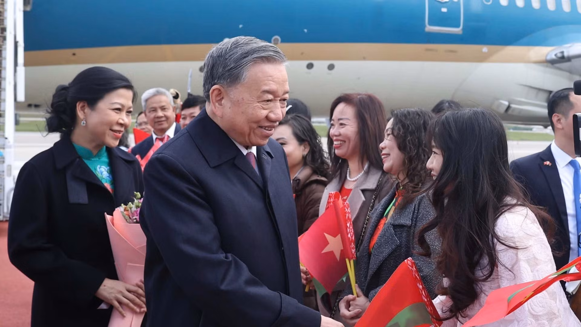 Đại diện cộng đồng người Việt Nam tại Belarus đón Tổng Bí thư Tô Lâm và Phu nhân ở sân bay quốc tế Minsk.(Ảnh: Thống Nhất/TTXVN)