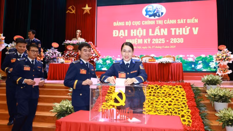 Đại hội tiến hành bầu cử.