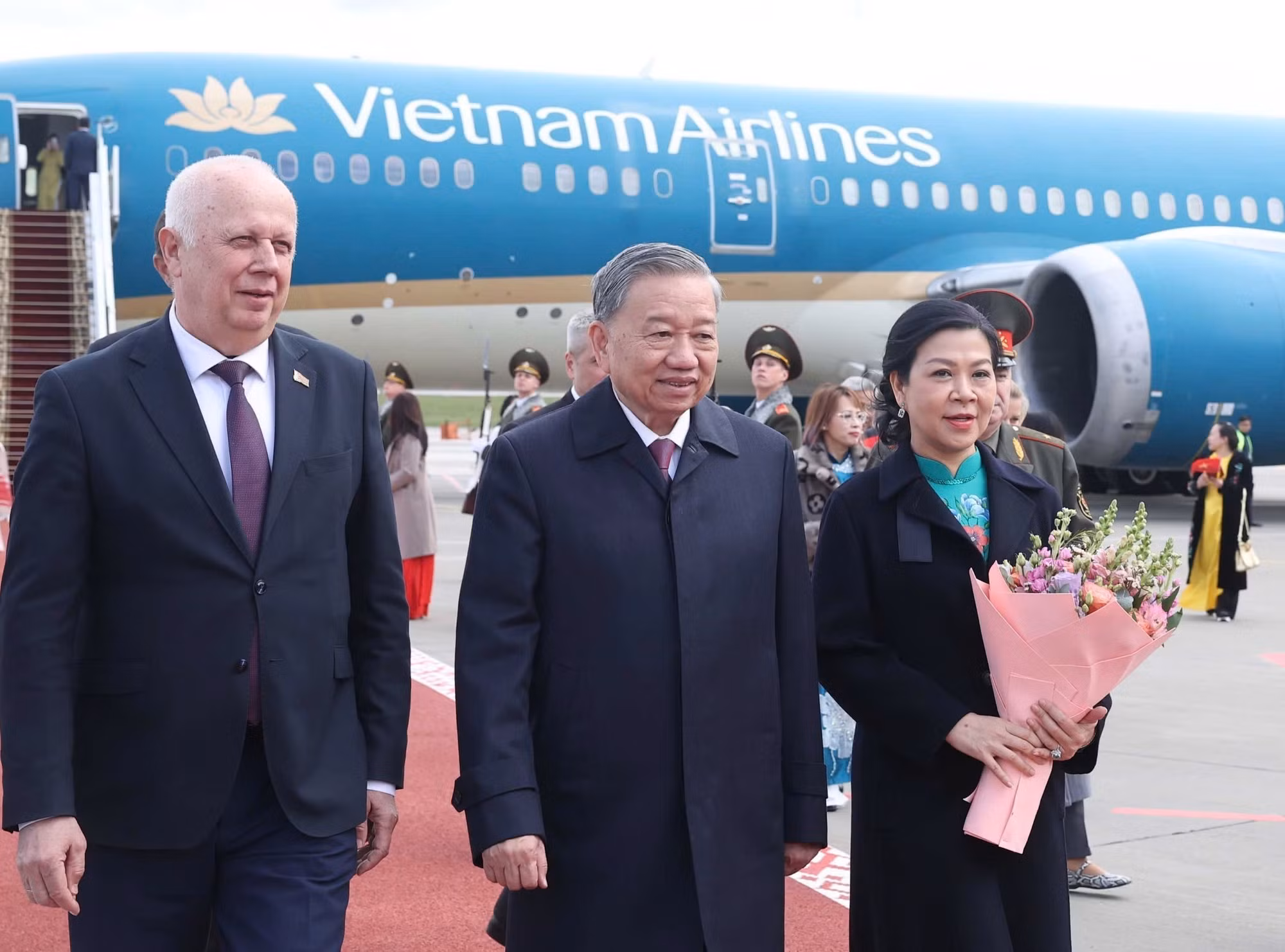Tổng Bí thư Tô Lâm và Phu nhân đến Thủ đô Minsk, bắt đầu chuyến thăm cấp Nhà nước tới Cộng hòa Belarus. (Ảnh: Thống Nhất/TTXVN)
