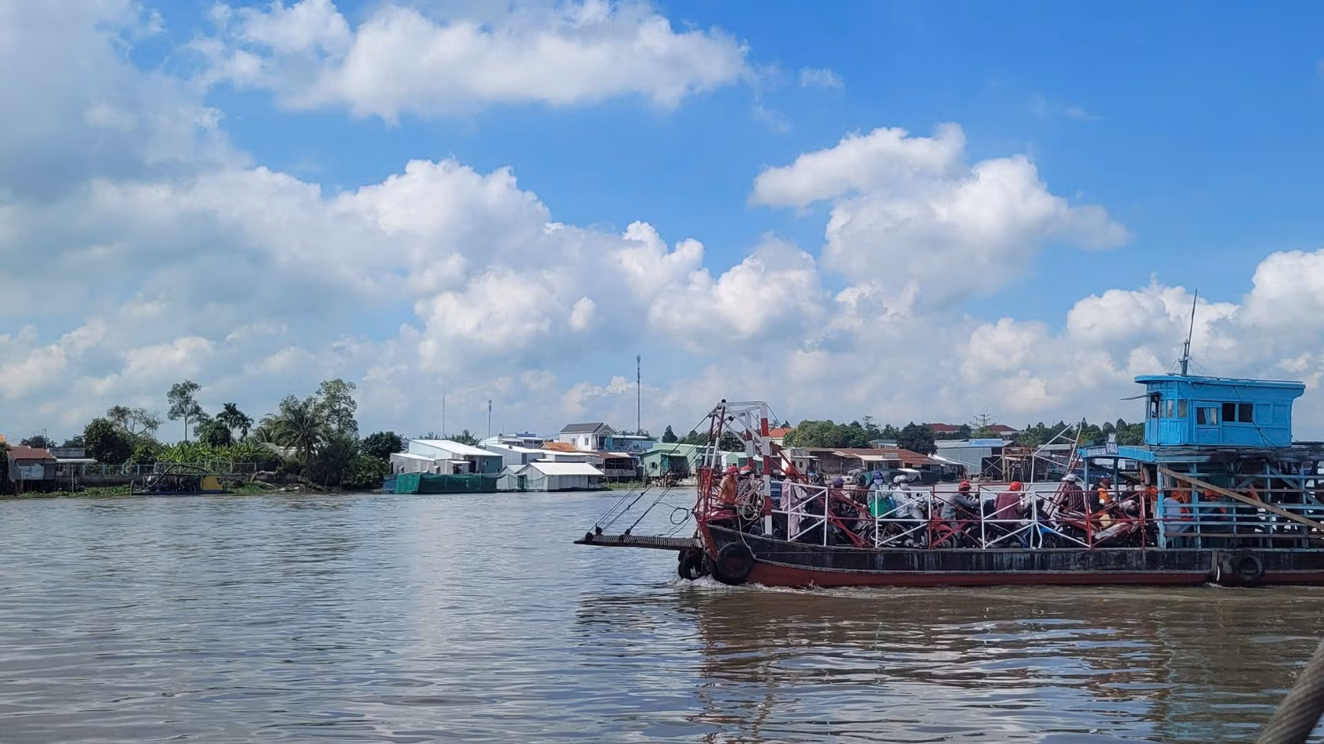 Việc đi lại thuận tiện sẽ là điều kiện để du lịch các cù lao phát triển. Việc đi lại thuận tiện sẽ là điều kiện để du lịch các cù lao phát triển.