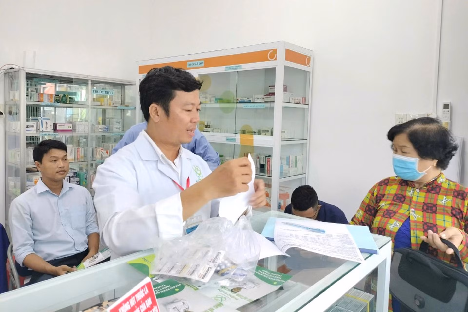 Các phòng khám bác sĩ gia đình cung cấp đủ thuốc cho người dân trên từng địa bàn.