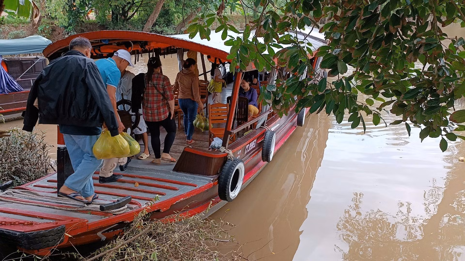 Nhiều cù lao ở Tây Nam Bộ đón rất nhiều du khách, nhất là các dịp lễ, tết. Nhiều cù lao ở Tây Nam Bộ đón rất nhiều du khách, nhất là các dịp lễ, tết.