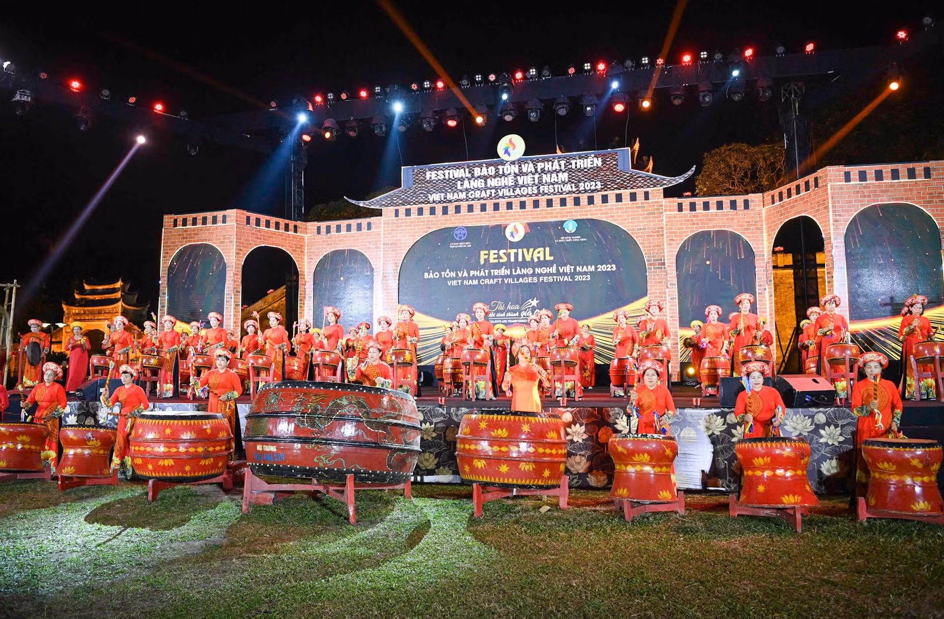 Màn trống hội của làng trống Đọi Tam mở màn lễ khai mạc Festival bảo tồn và phát triển làng nghề Việt Nam 2023. Màn trống hội của làng trống Đọi Tam mở màn lễ khai mạc Festival bảo tồn và phát triển làng nghề Việt Nam 2023.