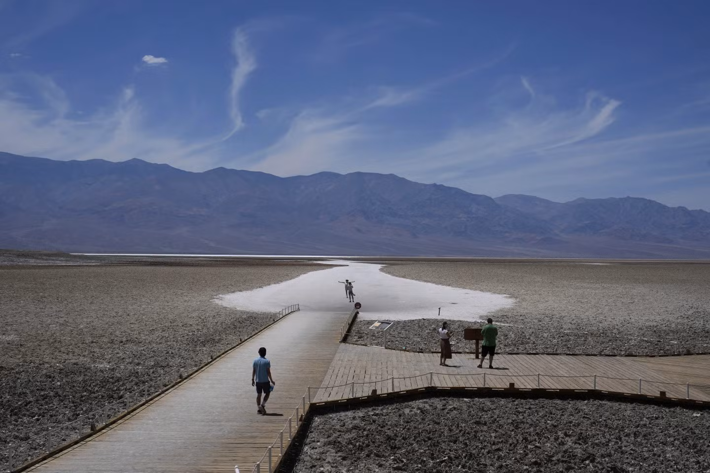 Du khách đi bộ dọc theo lối lát ván để đến bãi muối ở Badwater Basin hôm 16/7. (Ảnh: AP) Du khách đi bộ dọc theo lối lát ván để đến bãi muối ở Badwater Basin hôm 16/7. (Ảnh: AP)