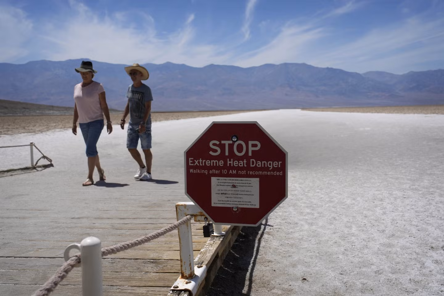 Một biển cảnh báo du khách về nguy cơ nắng nóng cực đoan tại Badwater Basin. (Ảnh: AP) Một biển cảnh báo du khách về nguy cơ nắng nóng cực đoan tại Badwater Basin. (Ảnh: AP)