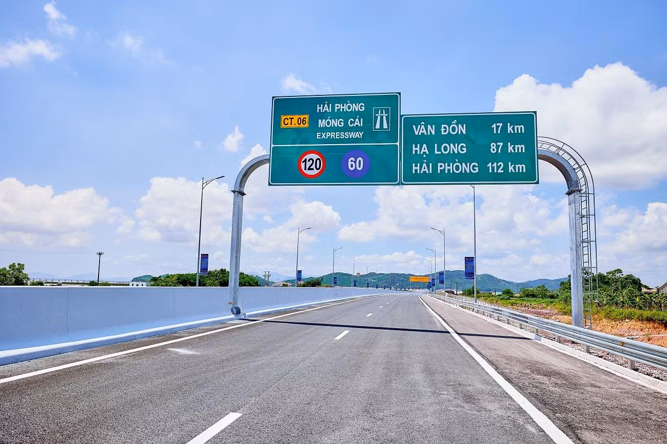 Do địa hình phức tạp trên toàn tuyến, đội ngũ thiết kế đã phải dành nhiều tâm sức để nghiên cứu lựa chọn giải pháp phù hợp và khả thi. Theo đó, dự án được thiết kế quy mô 4 làn xe cơ giới, 2 làn dừng khẩn cấp, bề rộng nền đường 25,25m và vận tốc thiết kế đạt 120 km/h.