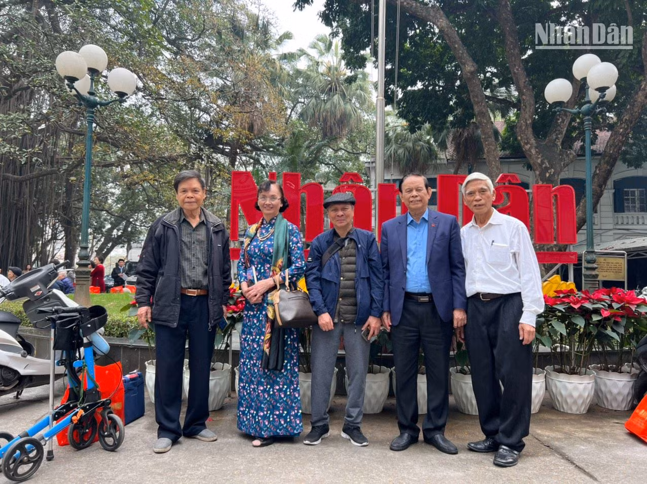 Bà Đoàn Kim Khúc, nguyên Vụ trưởng Tổ chức cán bộ Báo Nhân Dân chụp ảnh lưu niệm cùng các nhà báo lão thành của Báo Nhân Dân nhân dịp kỷ niệm 72 năm Báo Nhân Dân ra số đầu (11/3/1951 - 11/3/2023). Bà Đoàn Kim Khúc, nguyên Vụ trưởng Tổ chức cán bộ Báo Nhân Dân chụp ảnh lưu niệm cùng các nhà báo lão thành của Báo Nhân Dân nhân dịp kỷ niệm 72 năm Báo Nhân Dân ra số đầu (11/3/1951 - 11/3/2023).