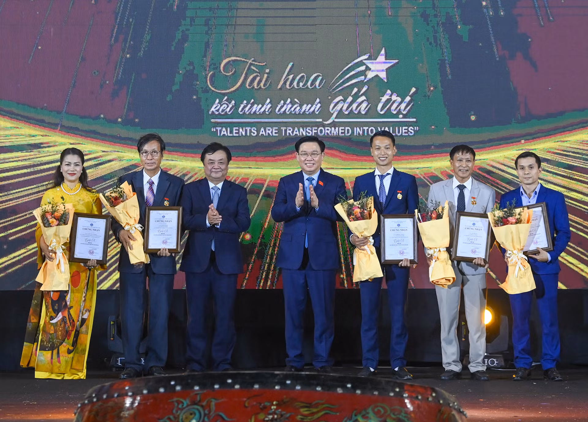 Chủ tịch Quốc hội Vương Đình Huệ và Bộ trưởng Nông nghiệp và Phát triển nông thôn Lê Minh Hoan trao giải A, Hội thi sản phẩm thủ công mỹ nghệ Việt Nam năm 2023 cho các nghệ nhân. Chủ tịch Quốc hội Vương Đình Huệ và Bộ trưởng Nông nghiệp và Phát triển nông thôn Lê Minh Hoan trao giải A, Hội thi sản phẩm thủ công mỹ nghệ Việt Nam năm 2023 cho các nghệ nhân.